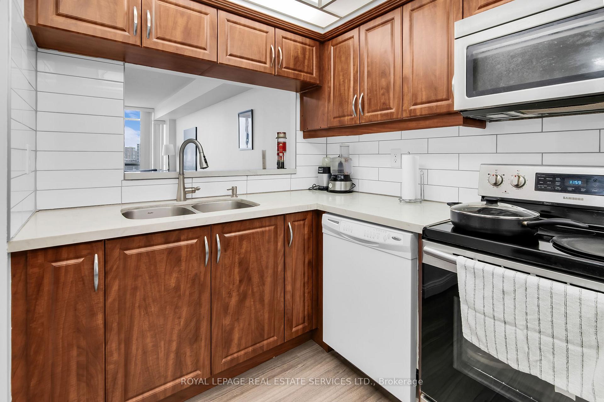 Photo 7 of Unit 708, 24 Hanover Road, Brampton, Queen Street Corridor — HOMEH