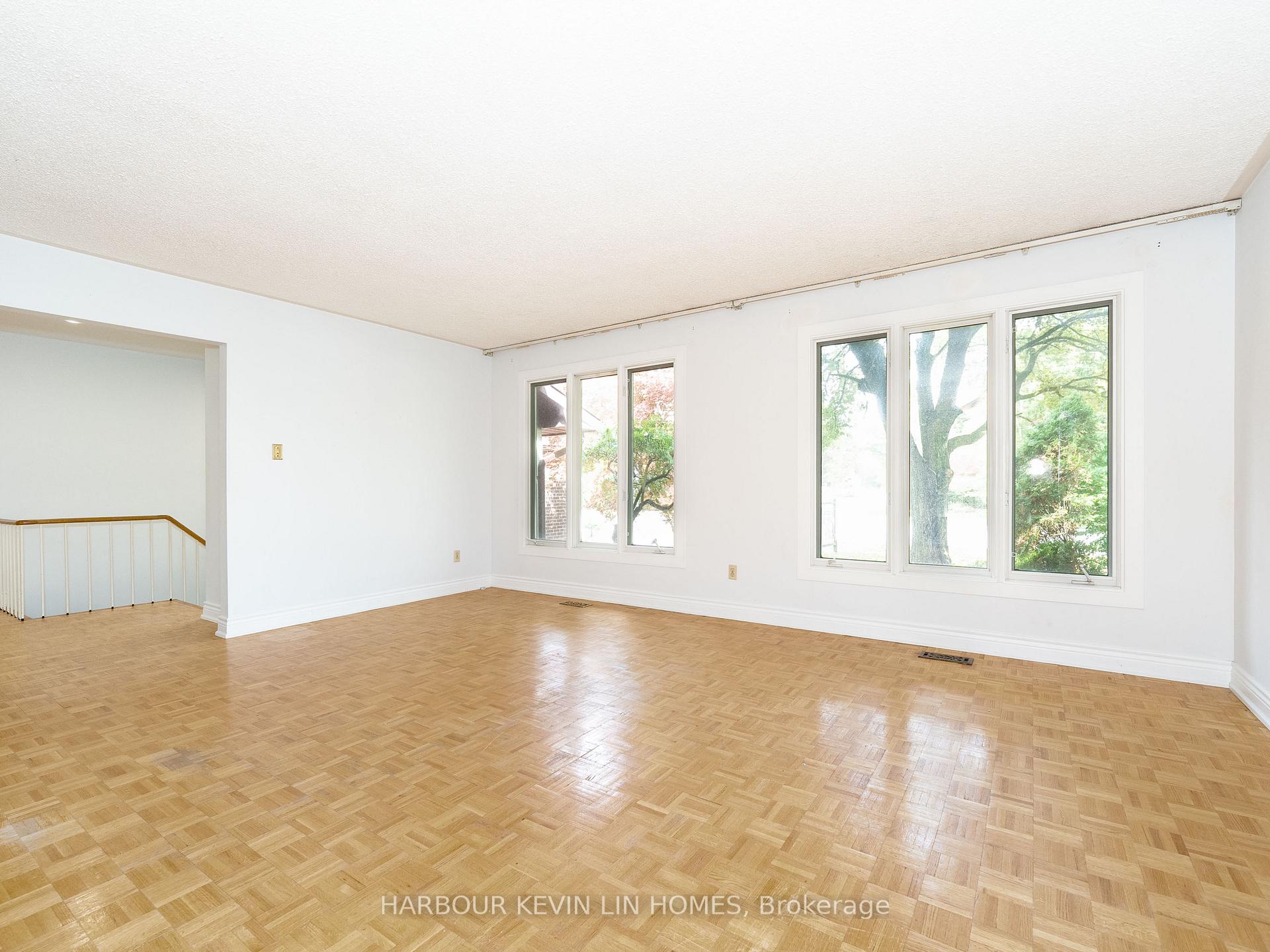 Photo 4 of 213 Murray Drive, Aurora, Aurora Highlands — HOMEH