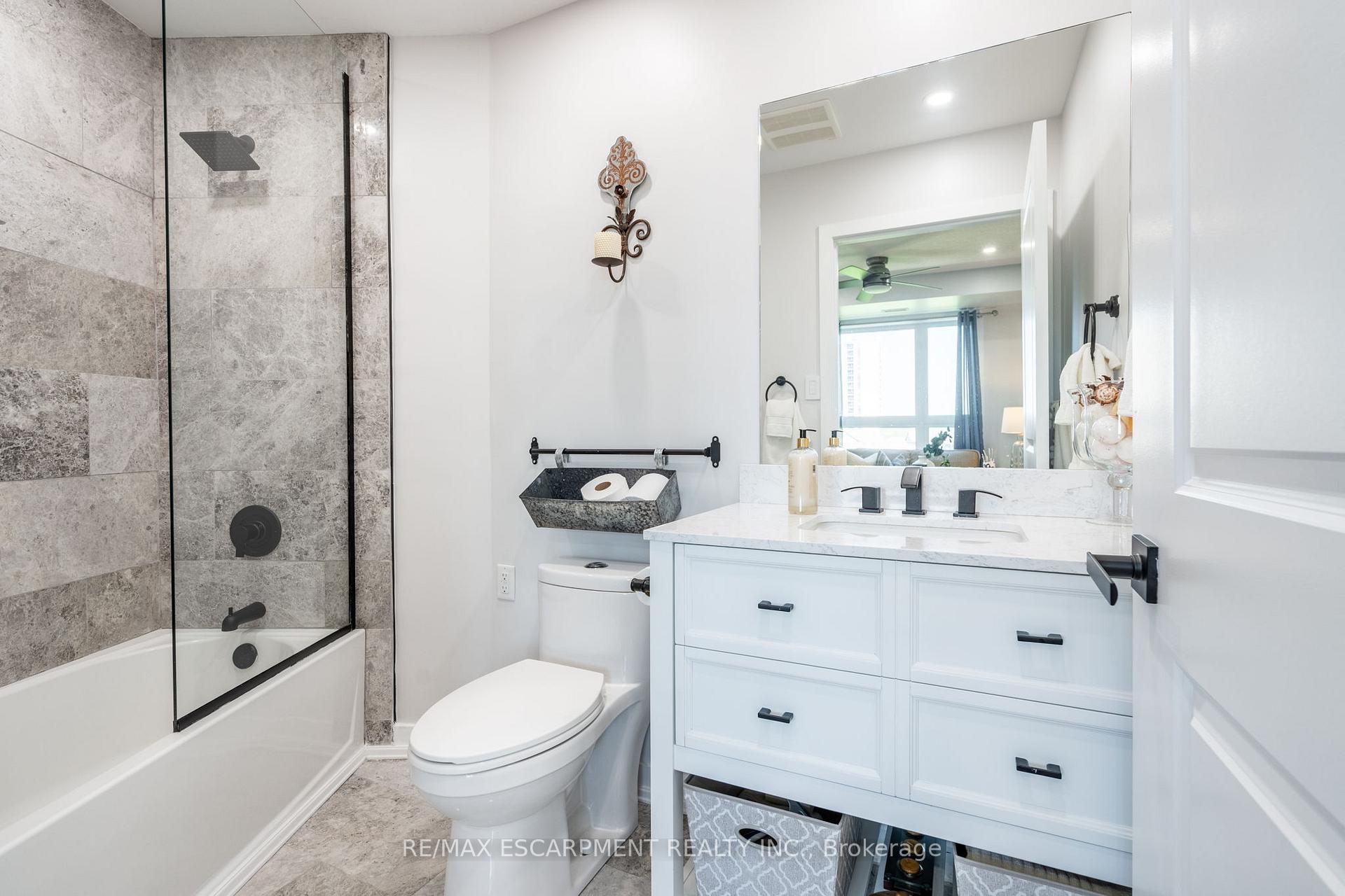 Photo 5 of Unit 422, 125 Shoreview Place, Hamilton, Lakeshore — HOMEH