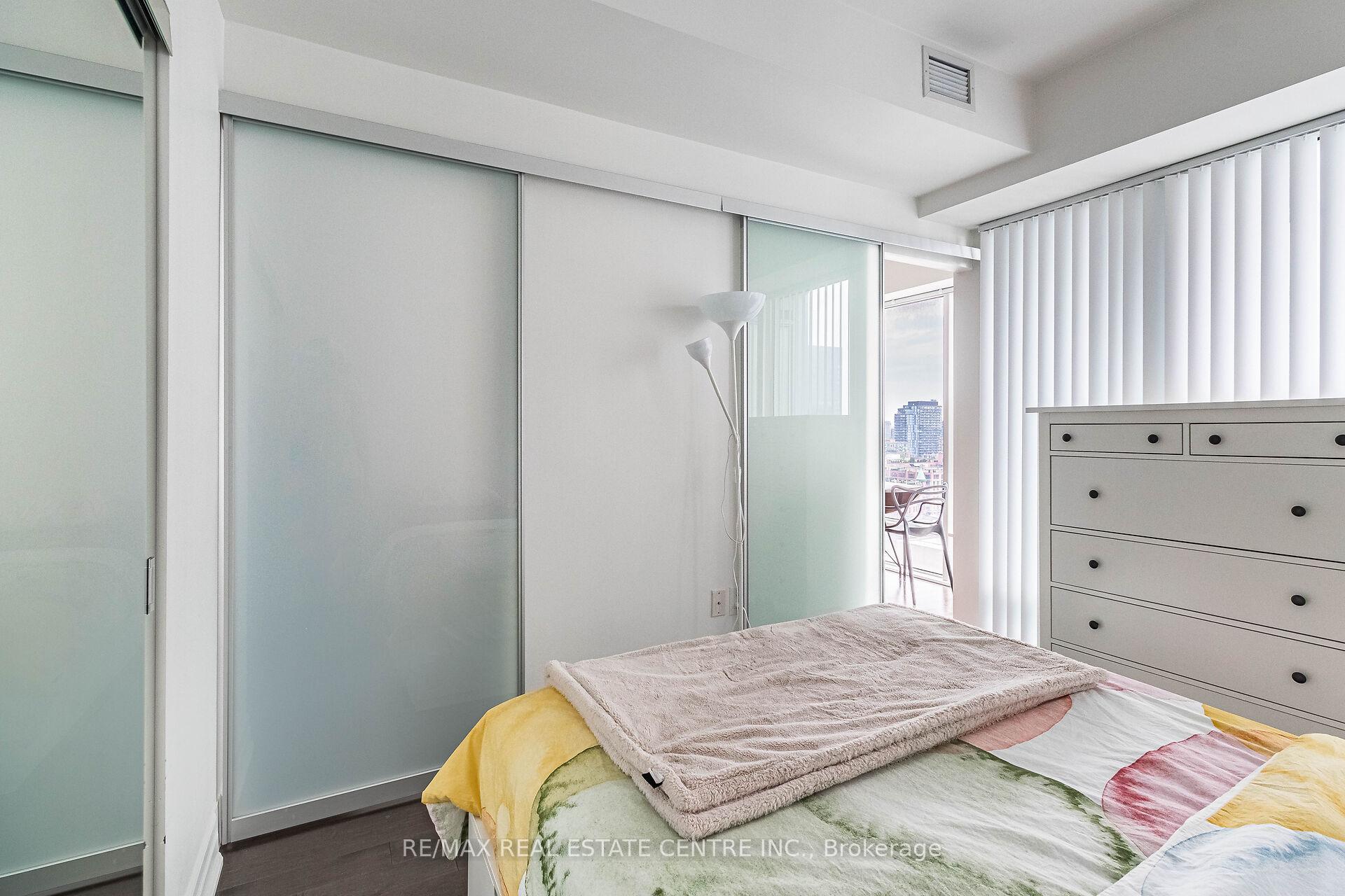 Photo 6 of Unit 1610, 8 The Esplanade, Toronto, Waterfront Communities — HOMEH