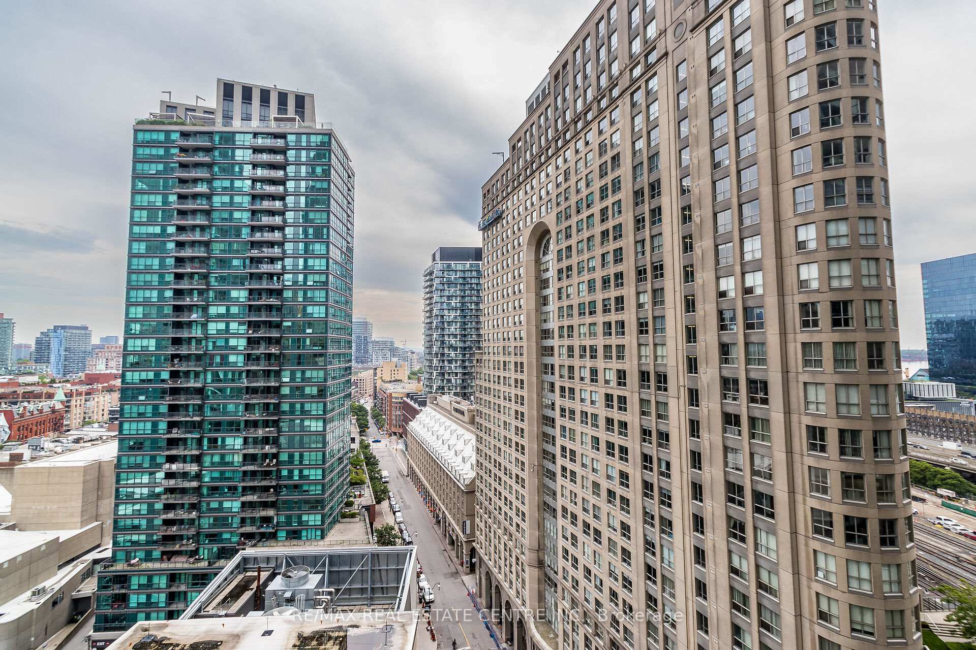 Photo 9 of Unit 1610, 8 The Esplanade, Toronto, Waterfront Communities — HOMEH