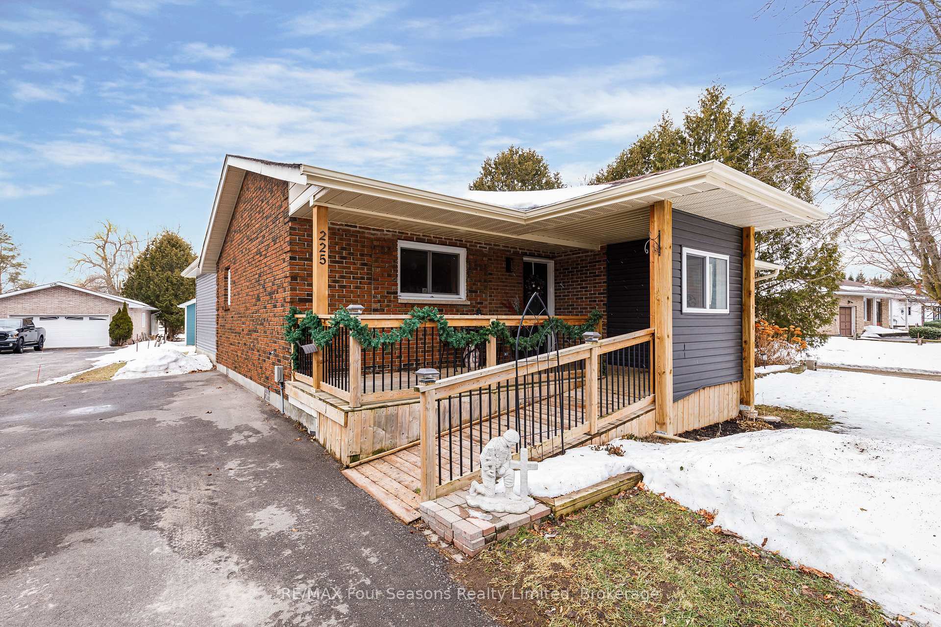 Photo 2 of 225 Christopher Street, Clearview, Stayner — HOMEH