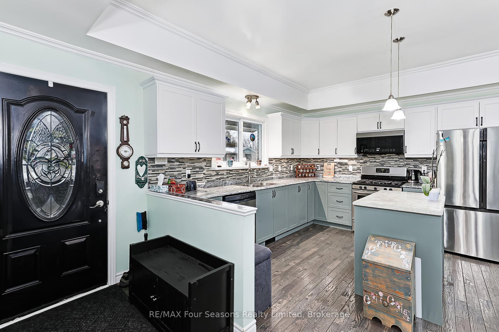 Photo 3 of 225 Christopher Street, Clearview, Stayner — HOMEH