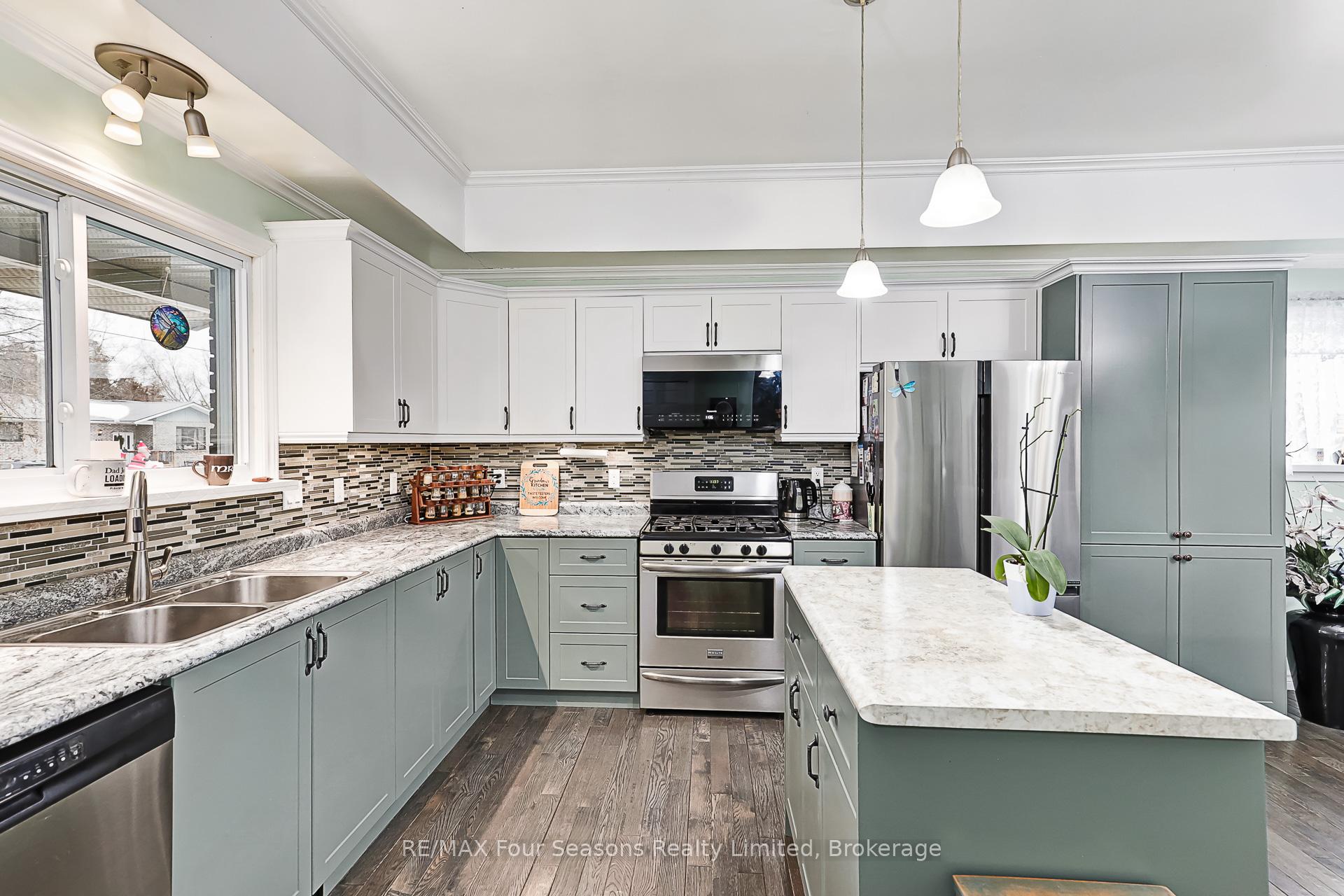 Photo 11 of 225 Christopher Street, Clearview, Stayner — HOMEH