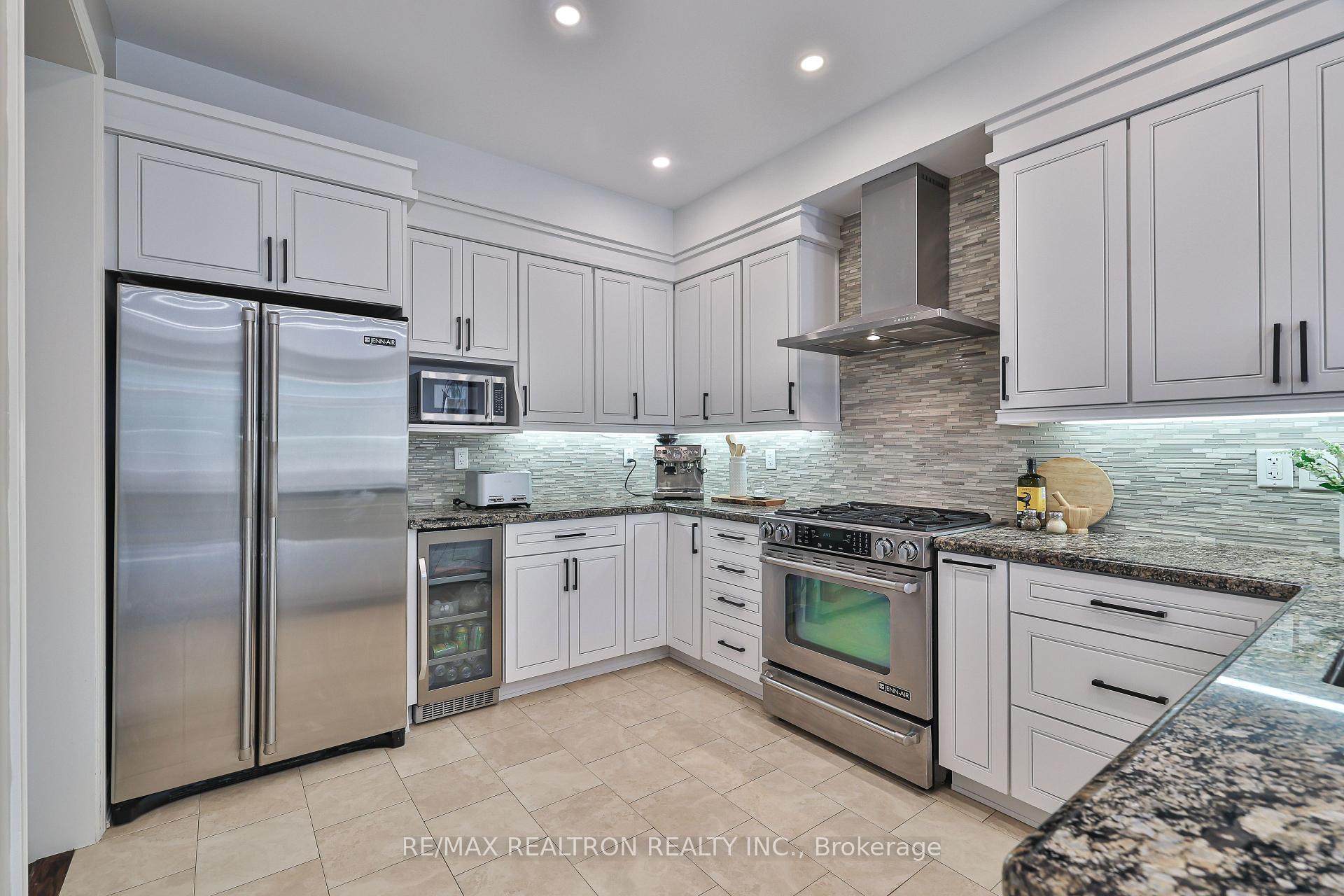 Photo 9 of 42 Southvale Drive, Vaughan, Patterson — HOMEH