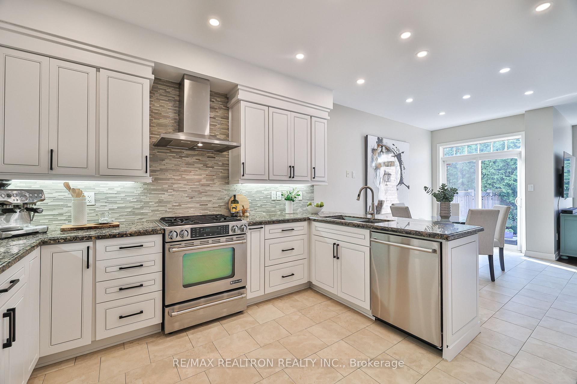 Photo 11 of 42 Southvale Drive, Vaughan, Patterson — HOMEH