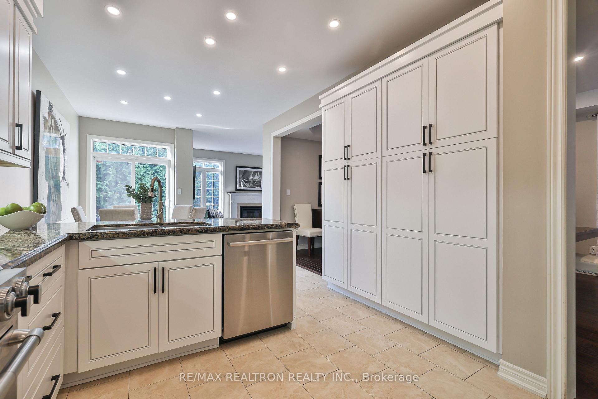 Photo 2 of 42 Southvale Drive, Vaughan, Patterson — HOMEH
