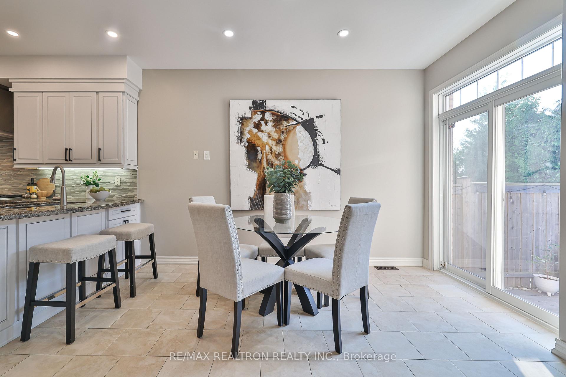 Photo 5 of 42 Southvale Drive, Vaughan, Patterson — HOMEH