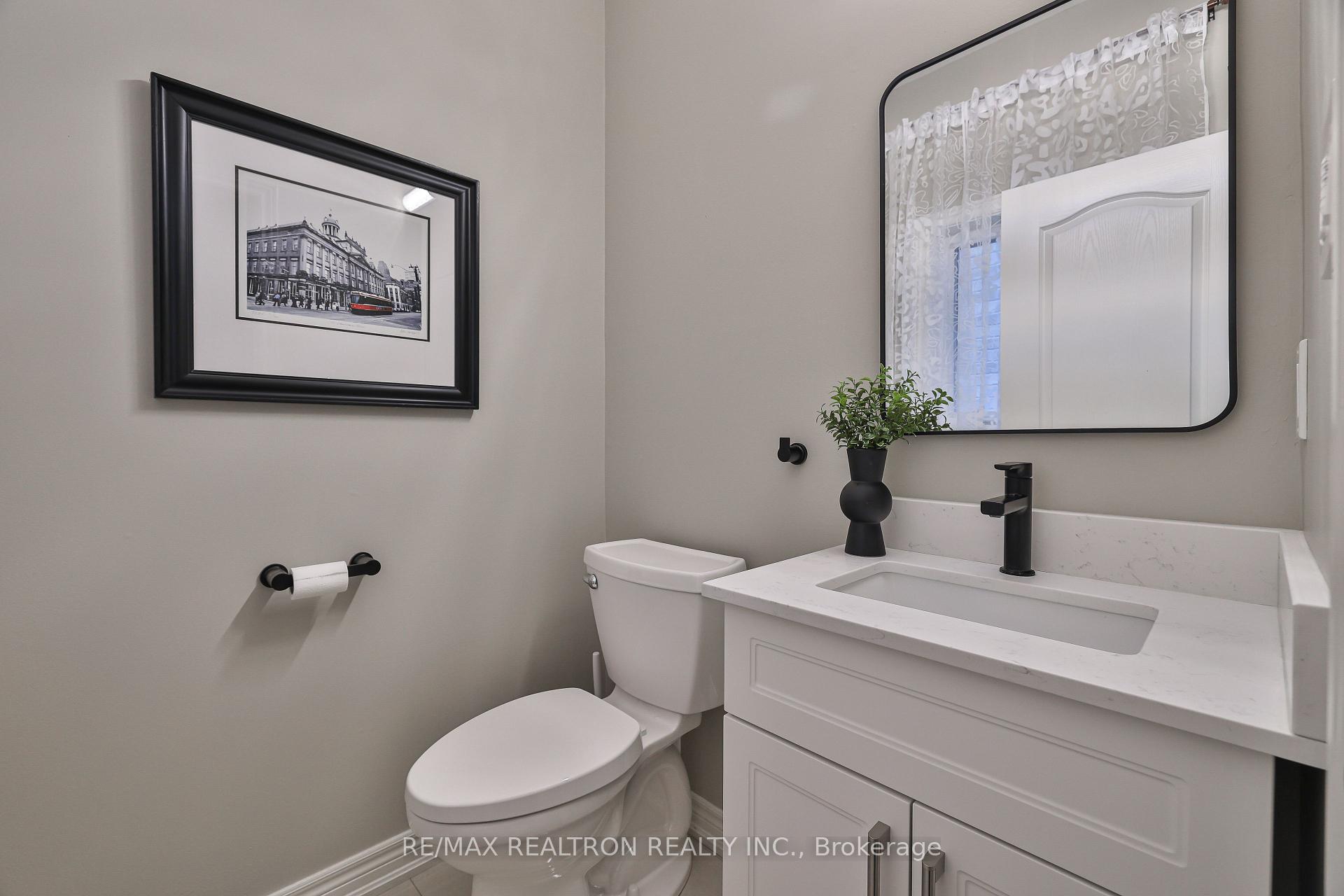 Photo 3 of 42 Southvale Drive, Vaughan, Patterson — HOMEH