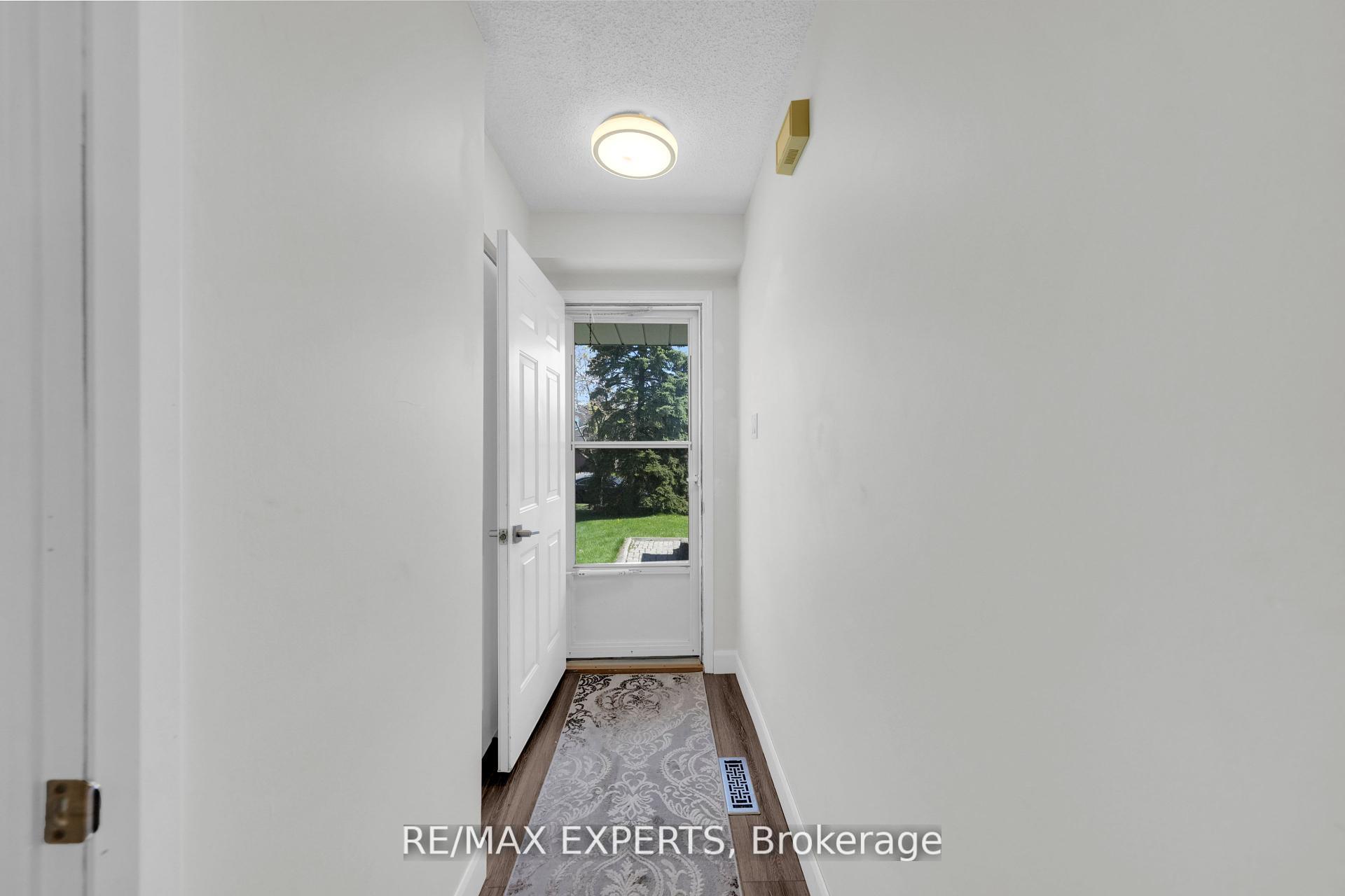 Photo 5 of 10 Wallace Drive, Barrie, Northwest — HOMEH