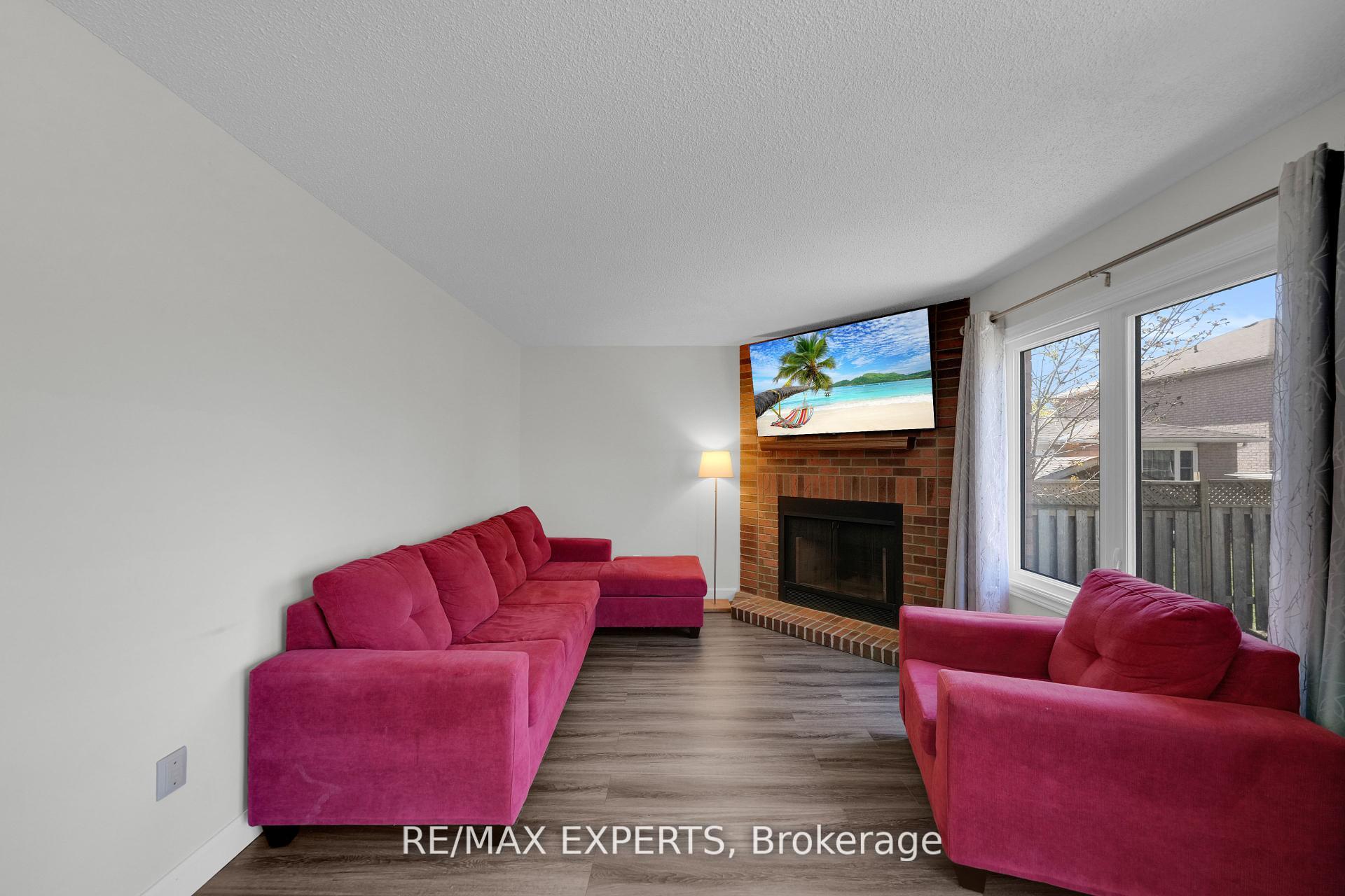 Photo 7 of 10 Wallace Drive, Barrie, Northwest — HOMEH