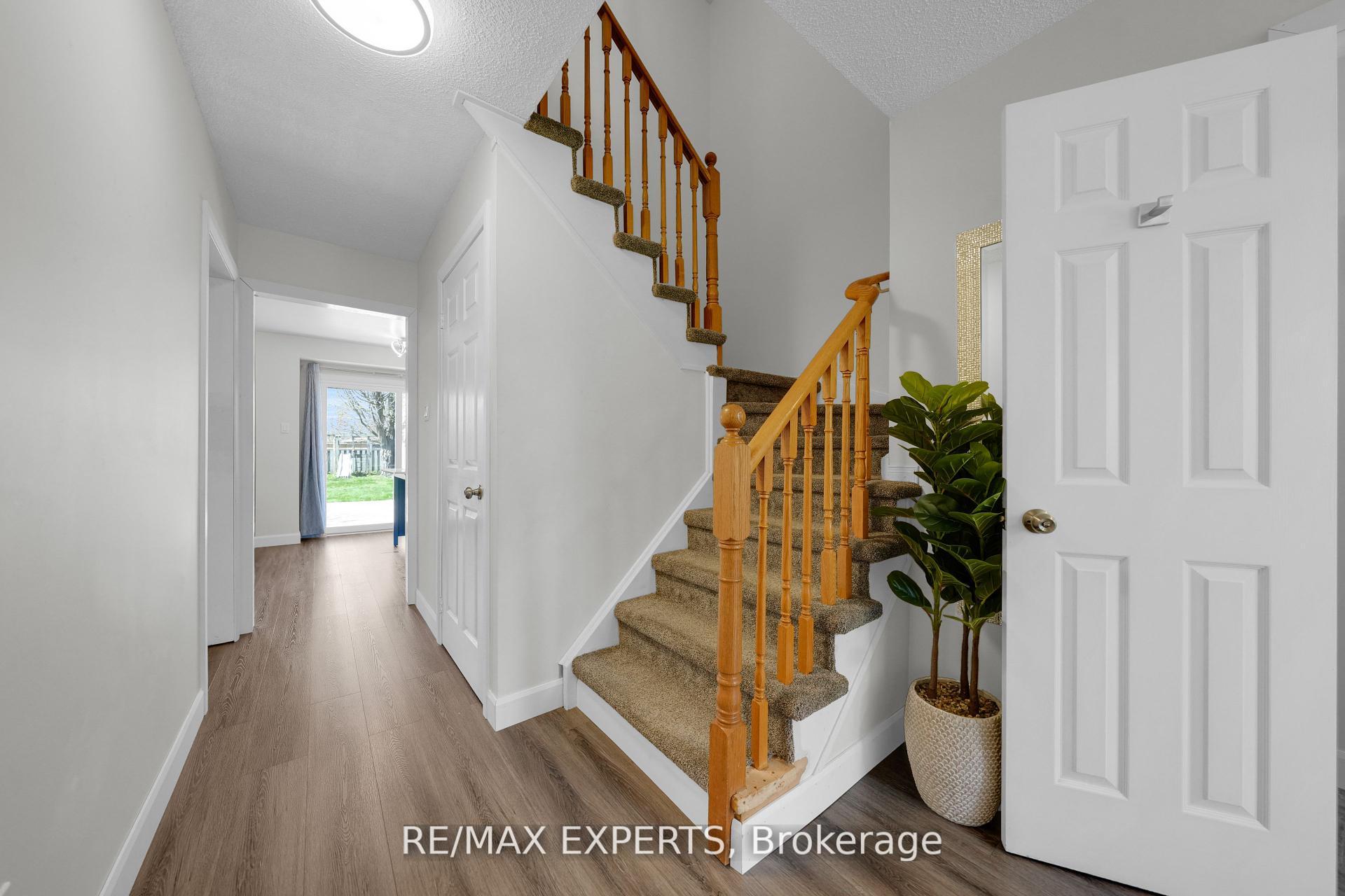 Photo 23 of 10 Wallace Drive, Barrie, Northwest — HOMEH