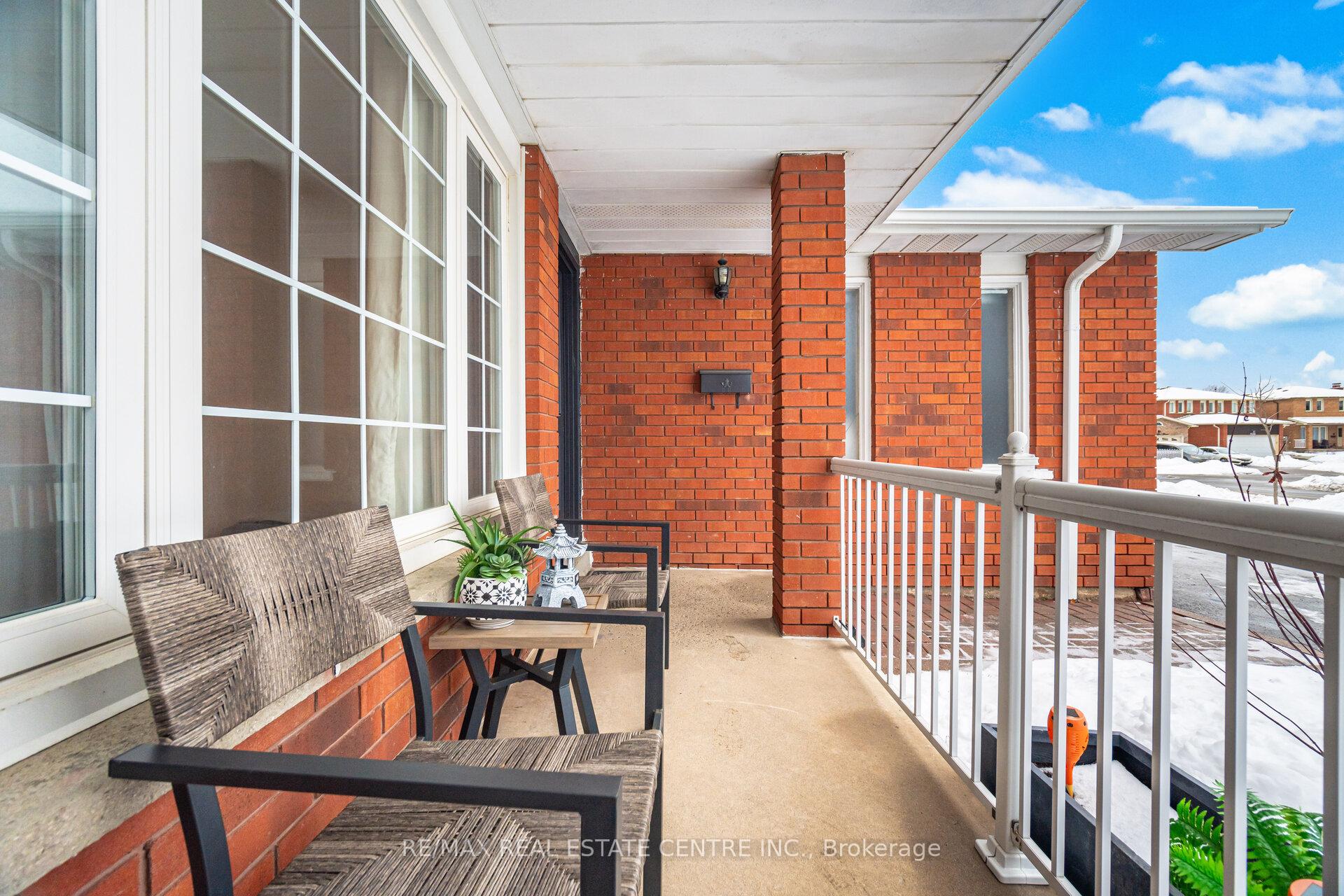 Photo 4 of 61 Sunforest Drive, Brampton, Heart Lake West — HOMEH