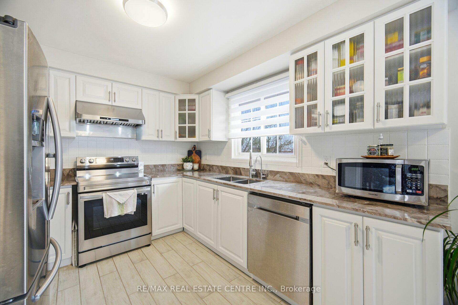 Photo 6 of 61 Sunforest Drive, Brampton, Heart Lake West — HOMEH