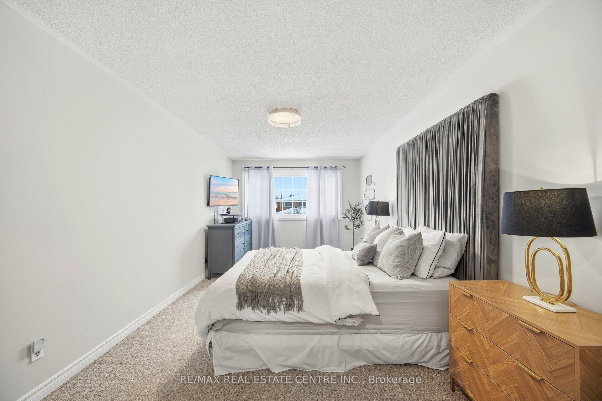 Photo 10 of 61 Sunforest Drive, Brampton, Heart Lake West — HOMEH