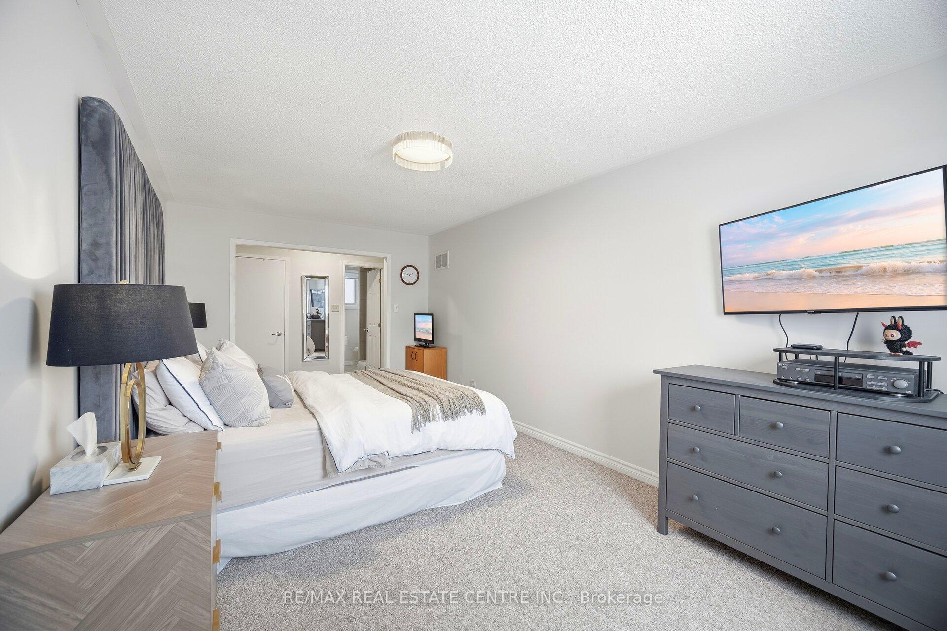 Photo 13 of 61 Sunforest Drive, Brampton, Heart Lake West — HOMEH