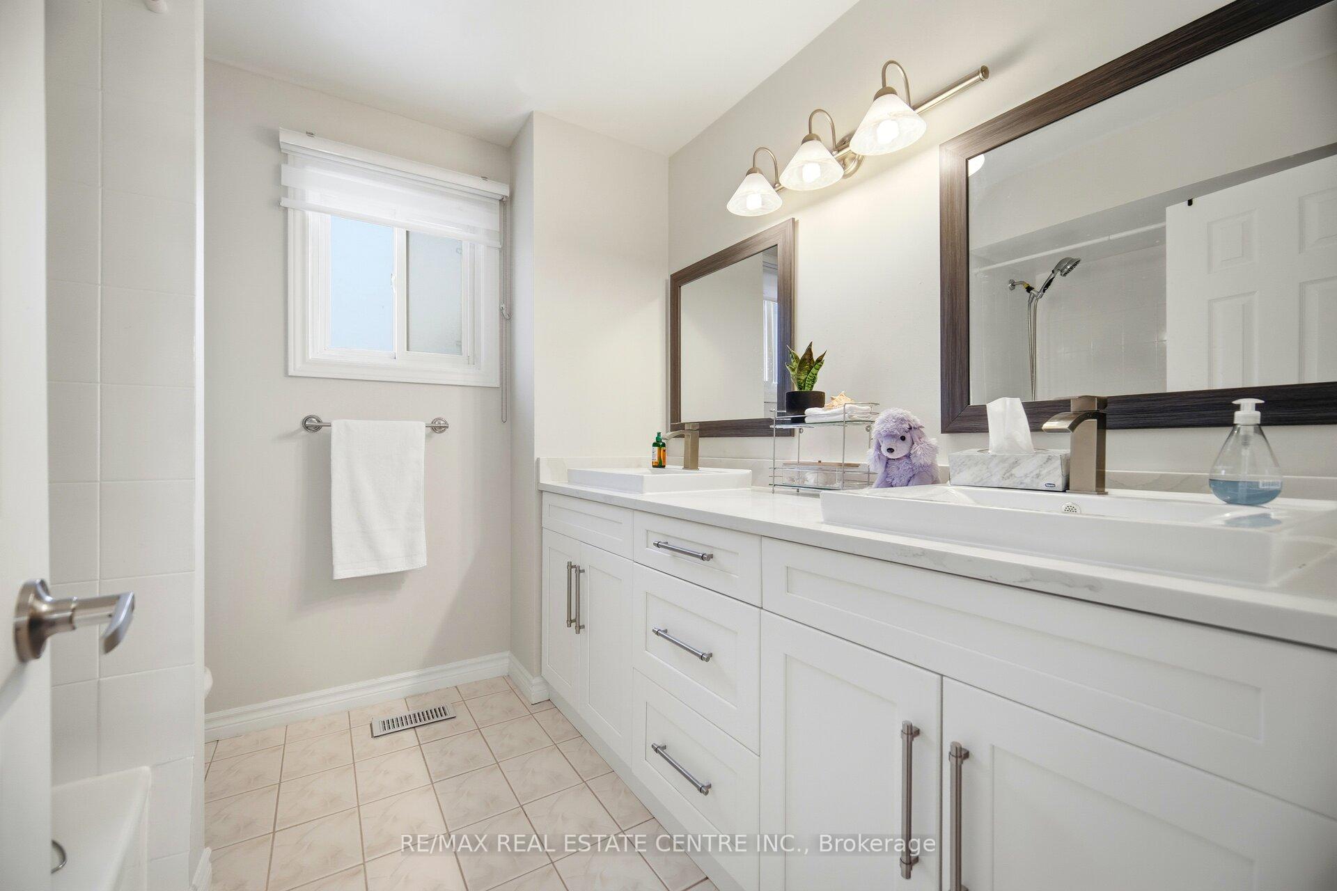 Photo 15 of 61 Sunforest Drive, Brampton, Heart Lake West — HOMEH