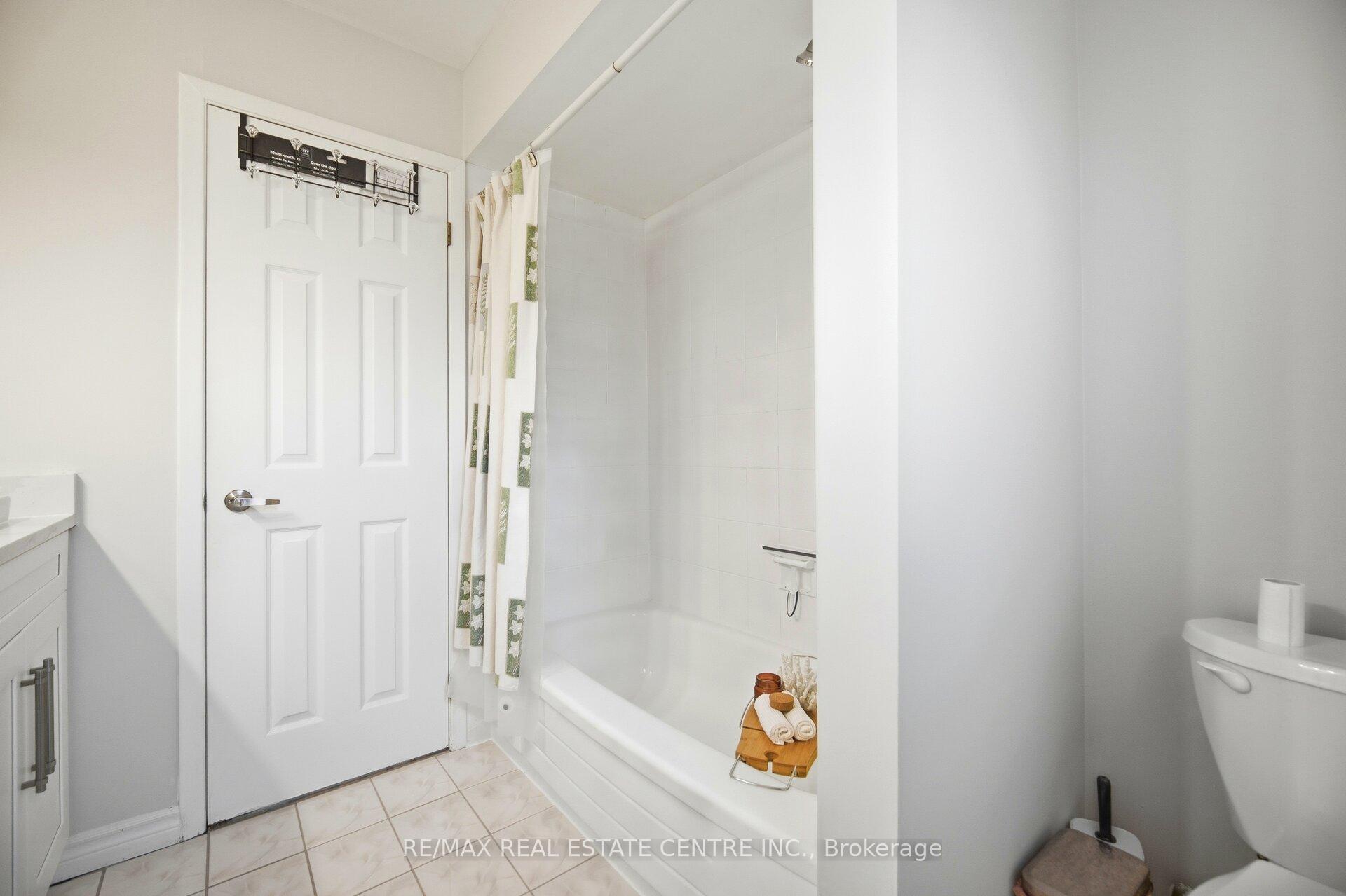 Photo 16 of 61 Sunforest Drive, Brampton, Heart Lake West — HOMEH