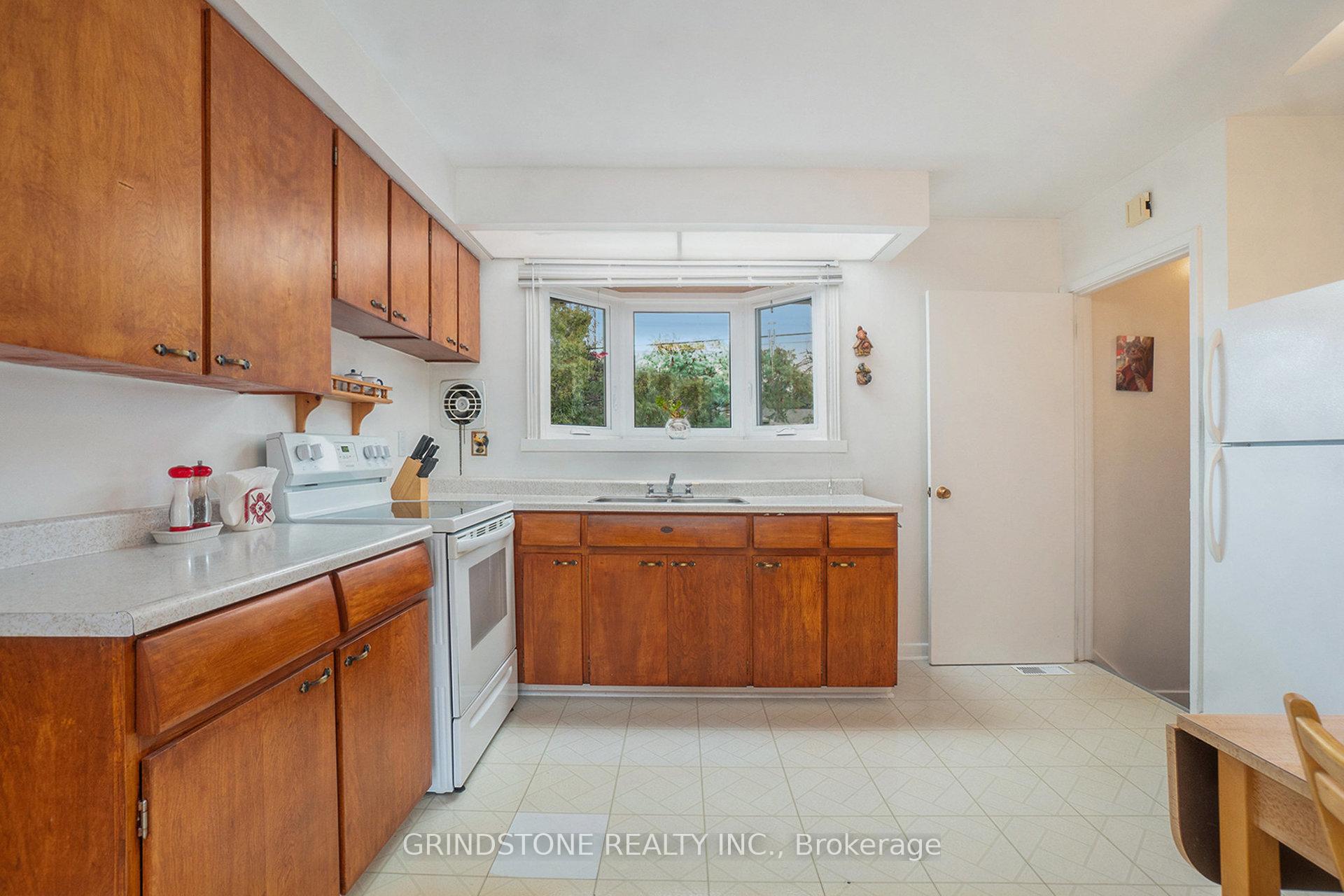 Photo 10 of 36 Brent Avenue, Ottawa, Manordale — HOMEH