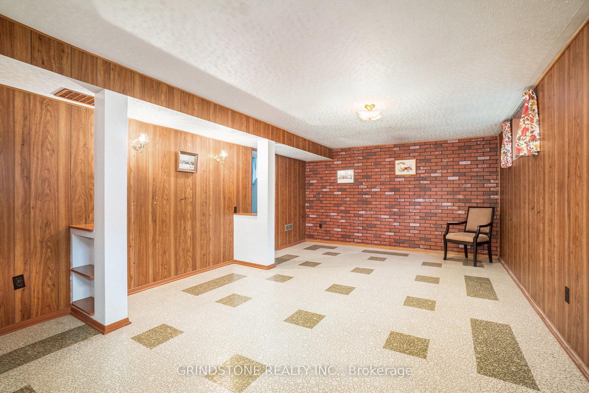 Photo 16 of 36 Brent Avenue, Ottawa, Manordale — HOMEH