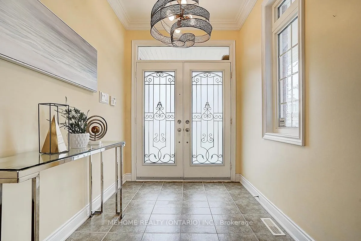 Photo 4 of 40 Westminster Circle, Barrie, Innis-Shore — HOMEH