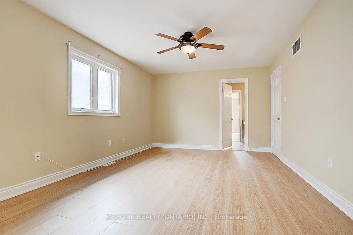 Photo 32 of 40 Westminster Circle, Barrie, Innis-Shore — HOMEH