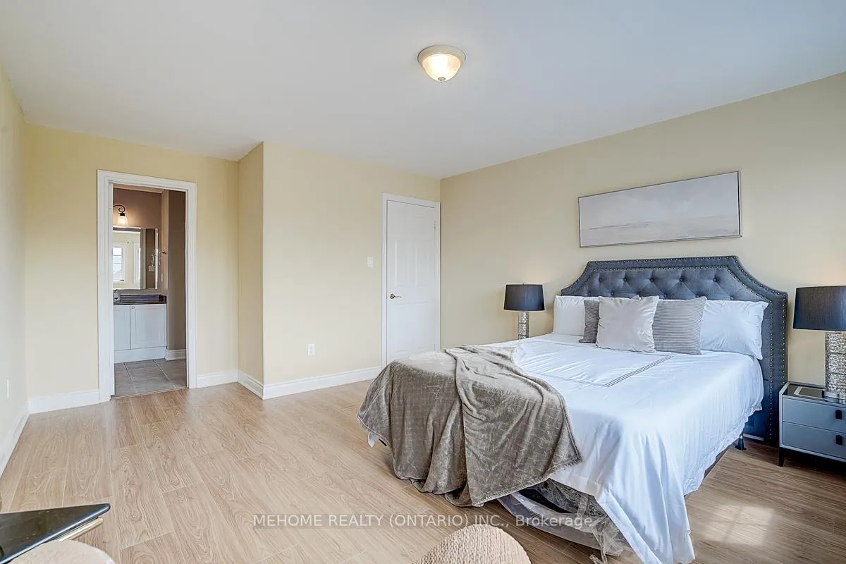 Photo 38 of 40 Westminster Circle, Barrie, Innis-Shore — HOMEH