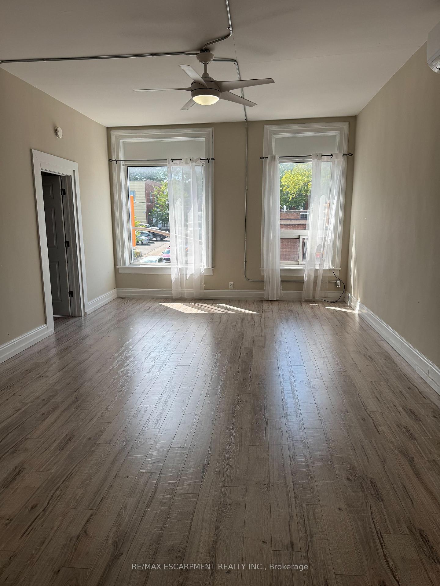 Photo 2 of Unit 1, 4973 King Street, Lincoln, Beamsville — HOMEH