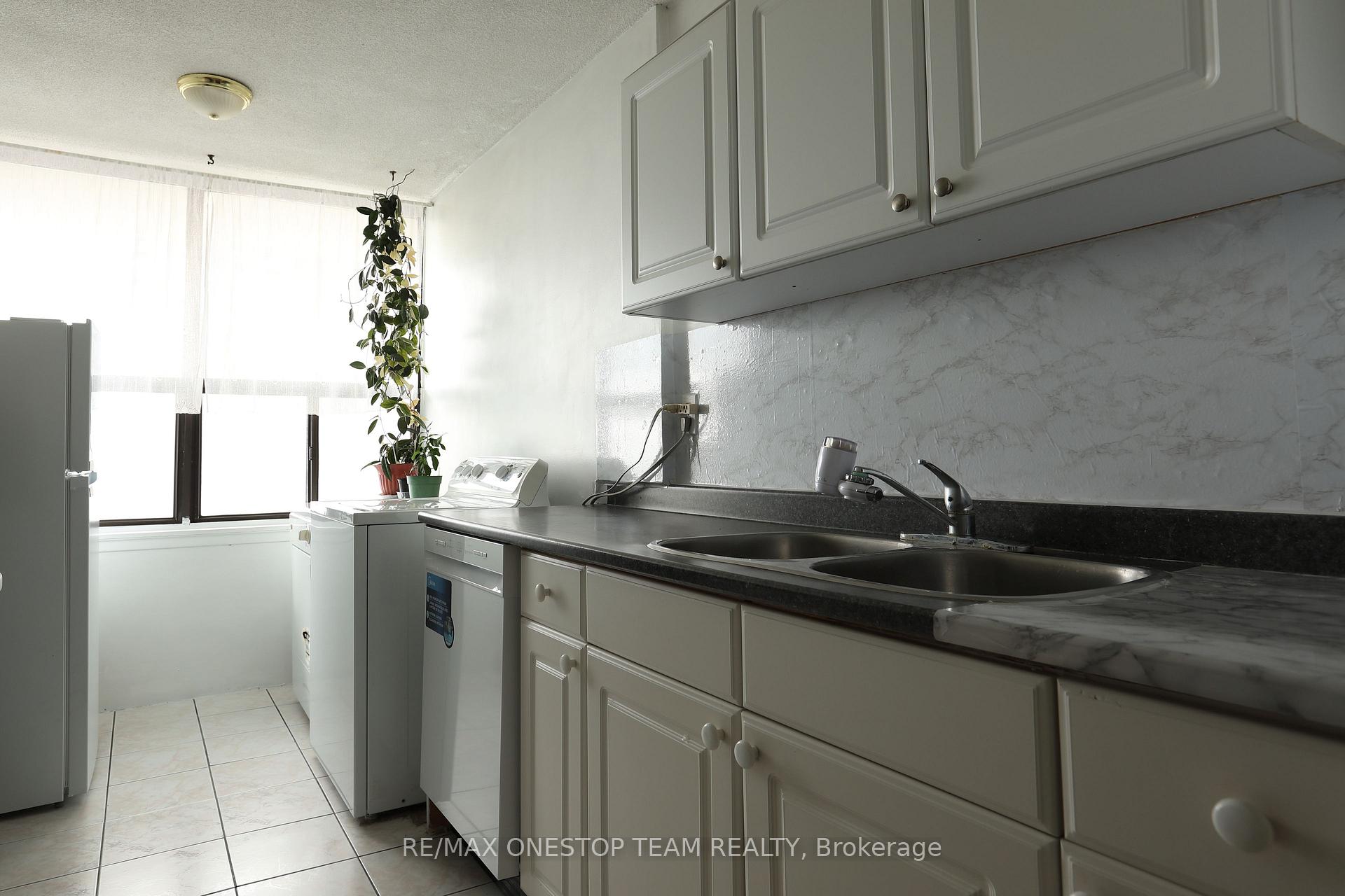 Photo 5 of Unit 402, 4 Kings Cross Road, Brampton, Queen Street Corridor — HOMEH