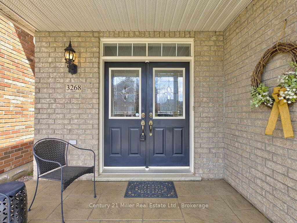 Photo 3 of 3268 Sealey Crescent, Burlington, Alton — HOMEH
