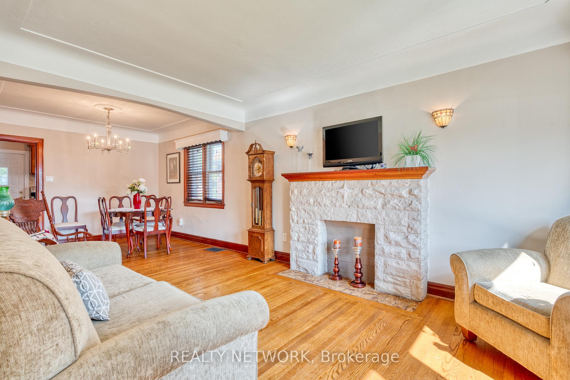 Photo 4 of 102 Barons Avenue S, Hamilton, Bartonville — HOMEH