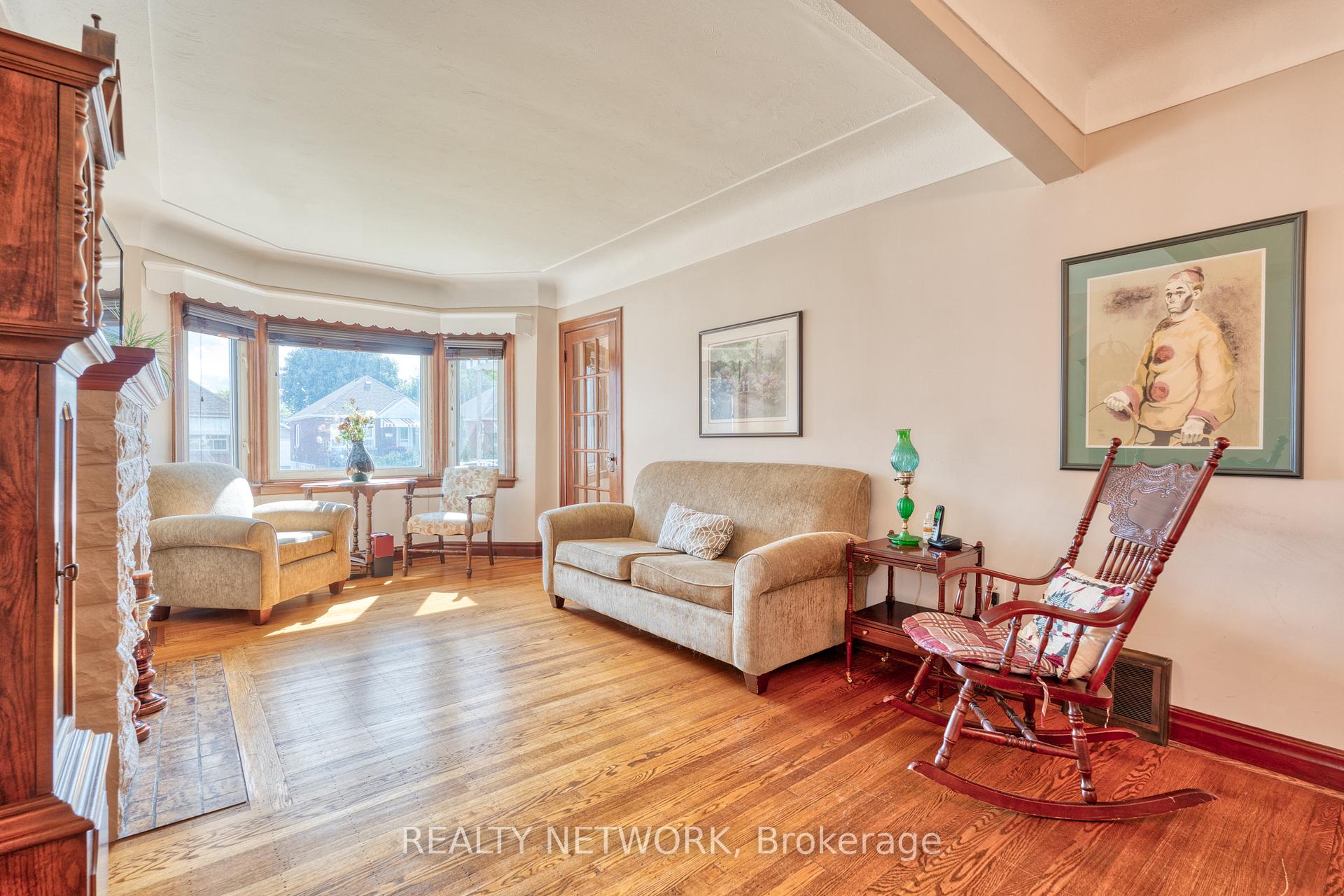 Photo 2 of 102 Barons Avenue S, Hamilton, Bartonville — HOMEH