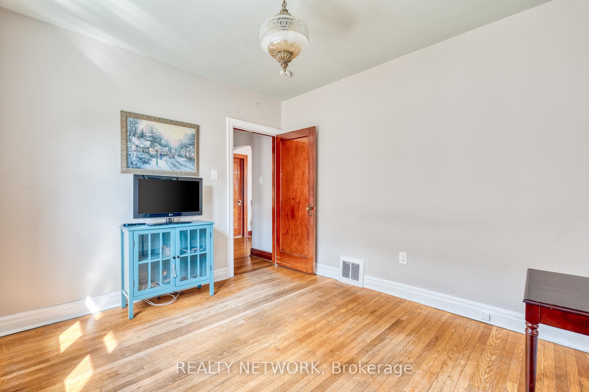 Photo 15 of 102 Barons Avenue S, Hamilton, Bartonville — HOMEH