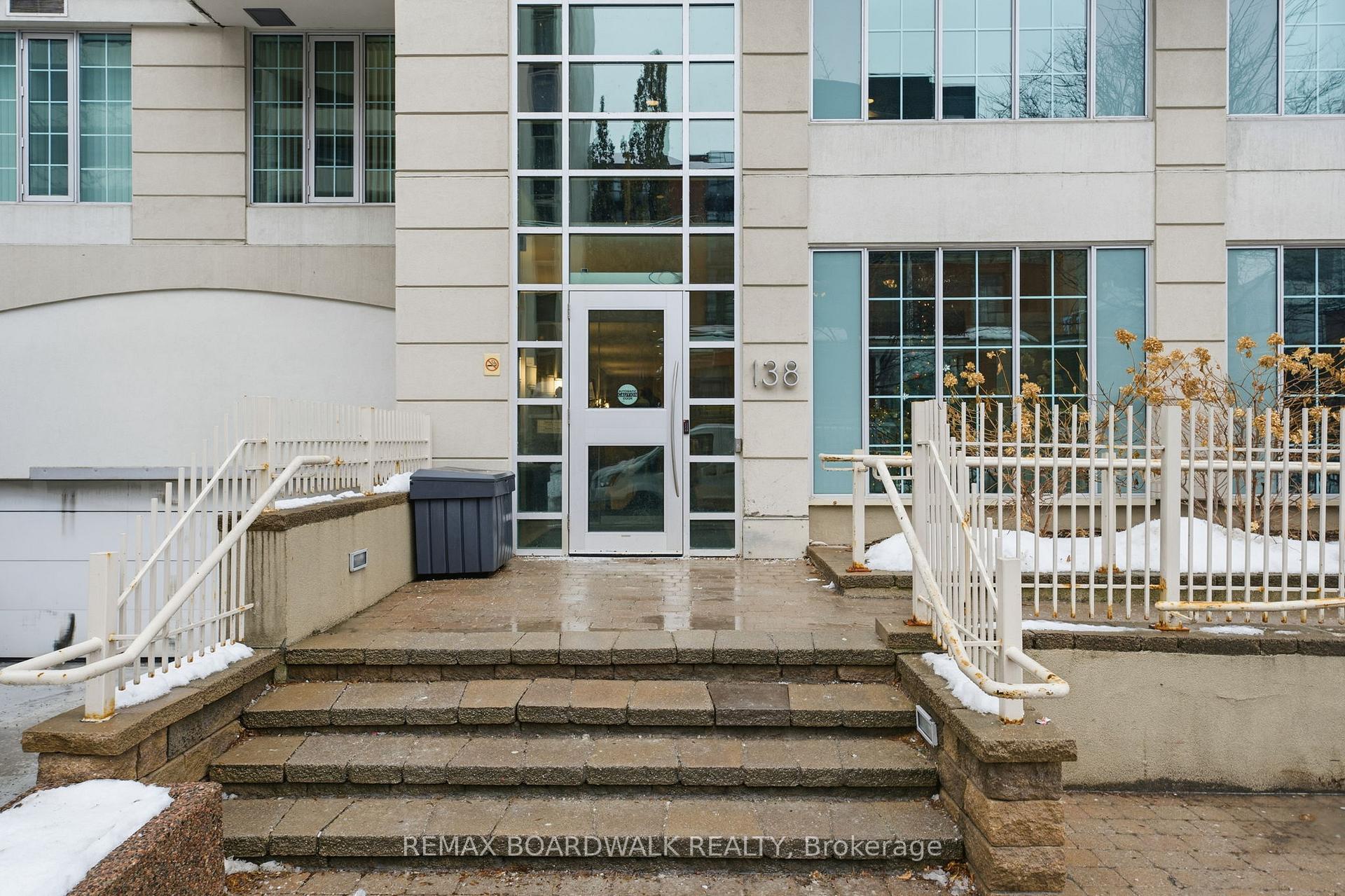 Front of Unit 908, 138 Somerset Street W