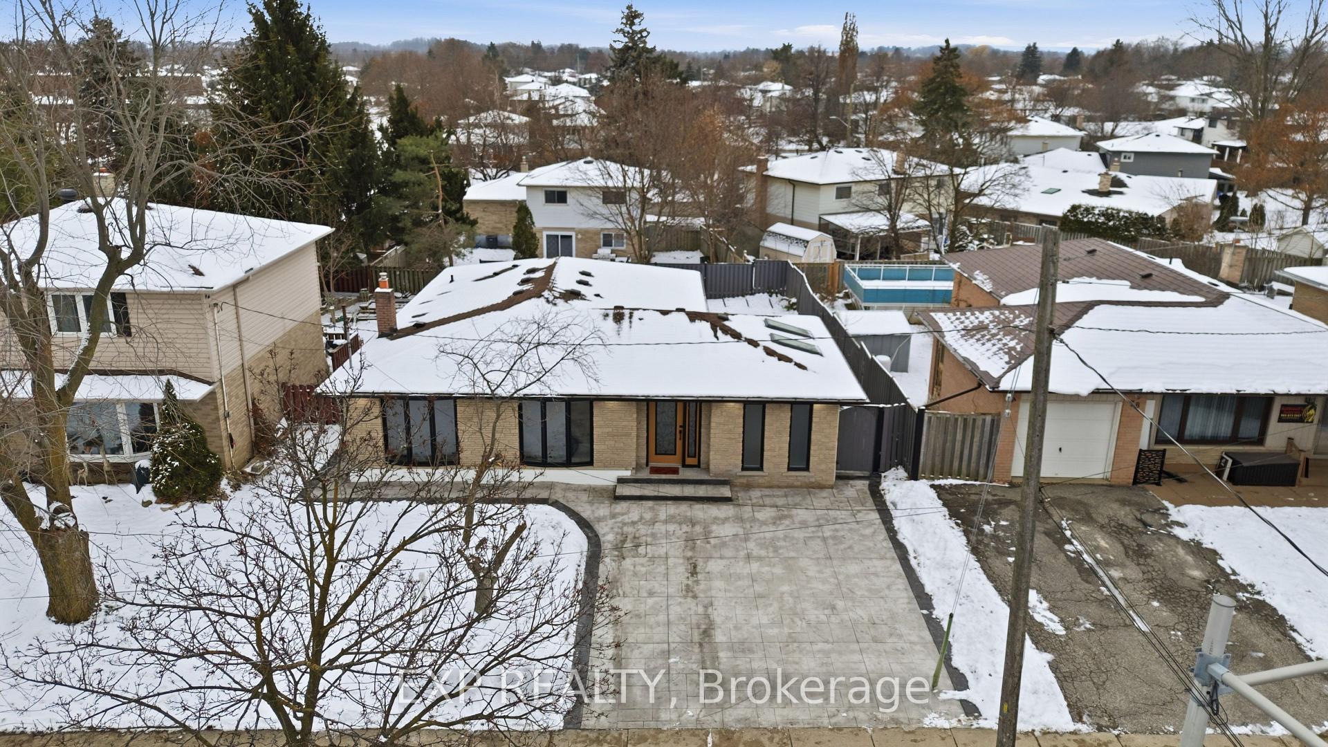 Front of 80 Mountainview Road S