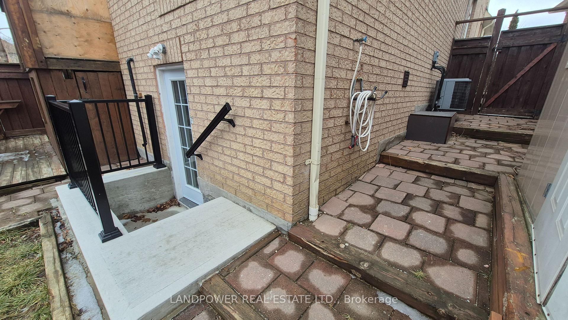 Photo 2 of Unit Basement Apartment, 32 Signet Way, Vaughan, Vellore Village — HOMEH