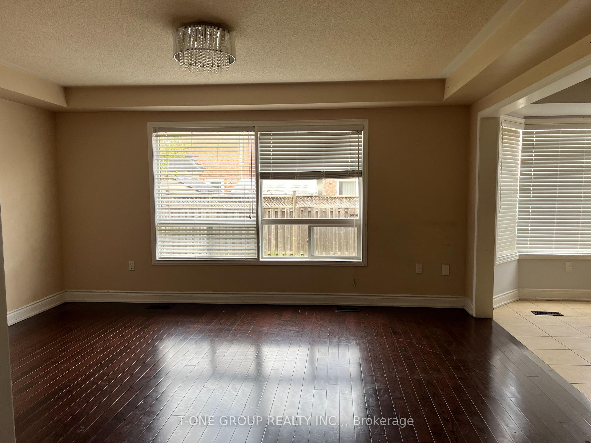 Photo 4 of 31 Pantano Place, Brampton, Credit Valley — HOMEH