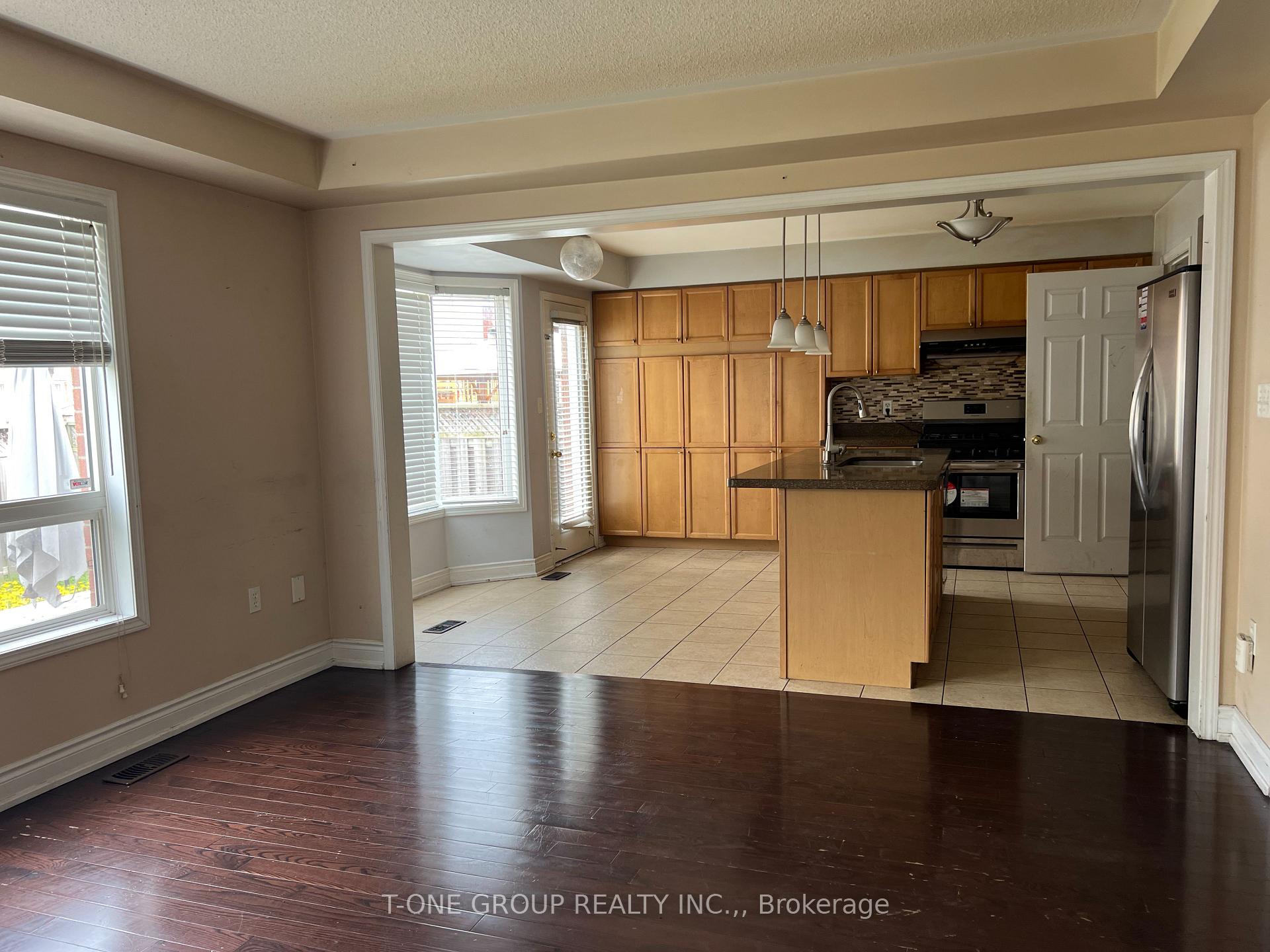 Photo 5 of 31 Pantano Place, Brampton, Credit Valley — HOMEH