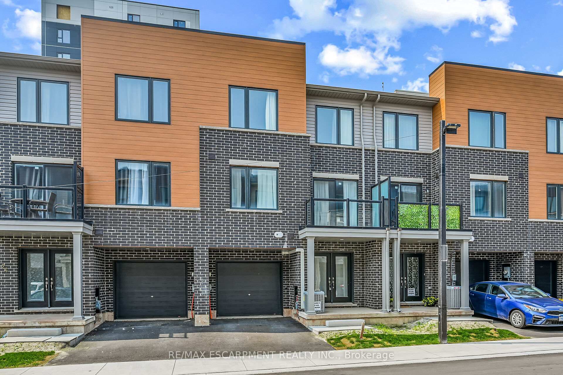 Photo 2 of 22 Dryden Lane, Hamilton, McQuesten — HOMEH