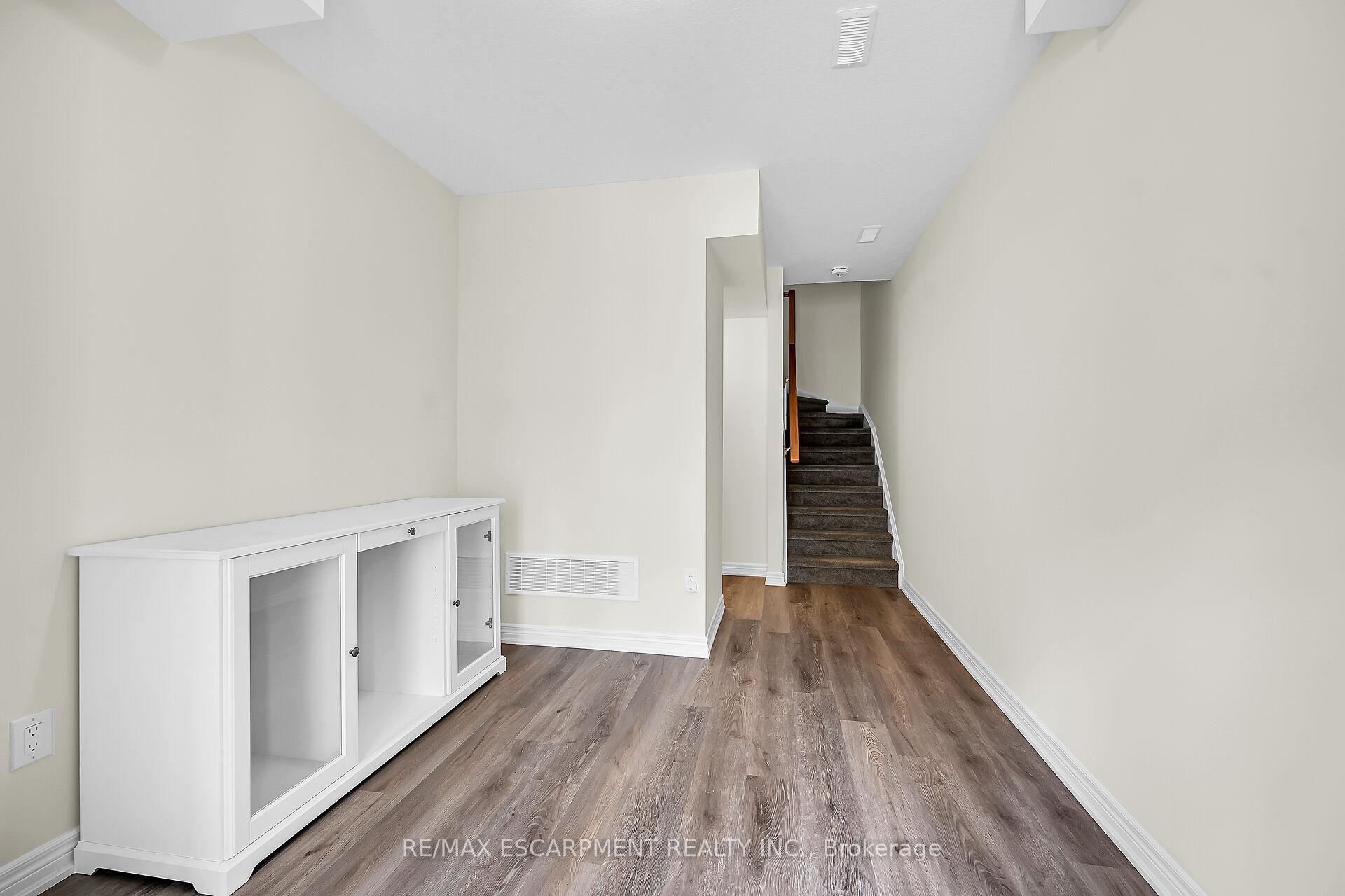 Photo 6 of 22 Dryden Lane, Hamilton, McQuesten — HOMEH