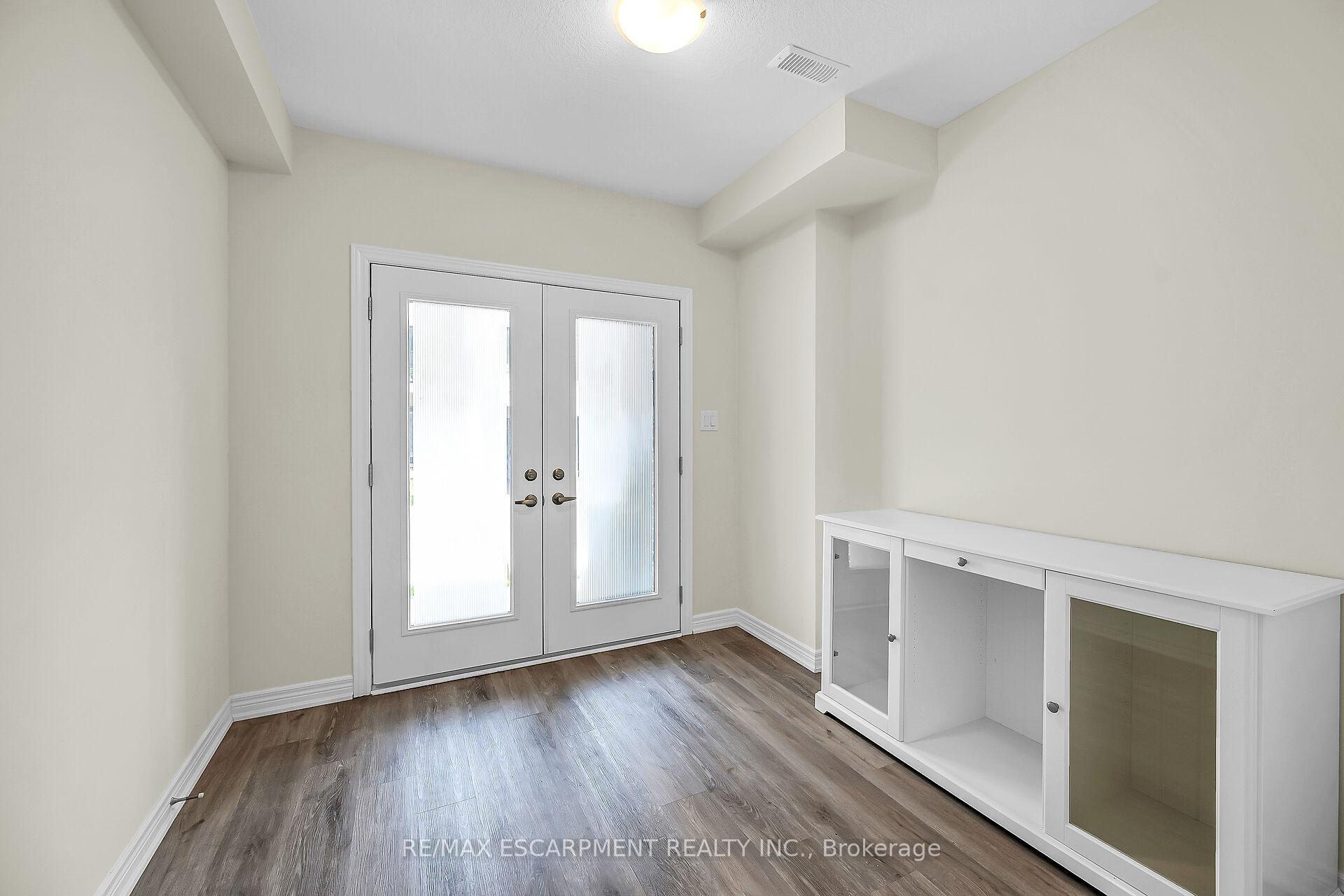 Photo 3 of 22 Dryden Lane, Hamilton, McQuesten — HOMEH