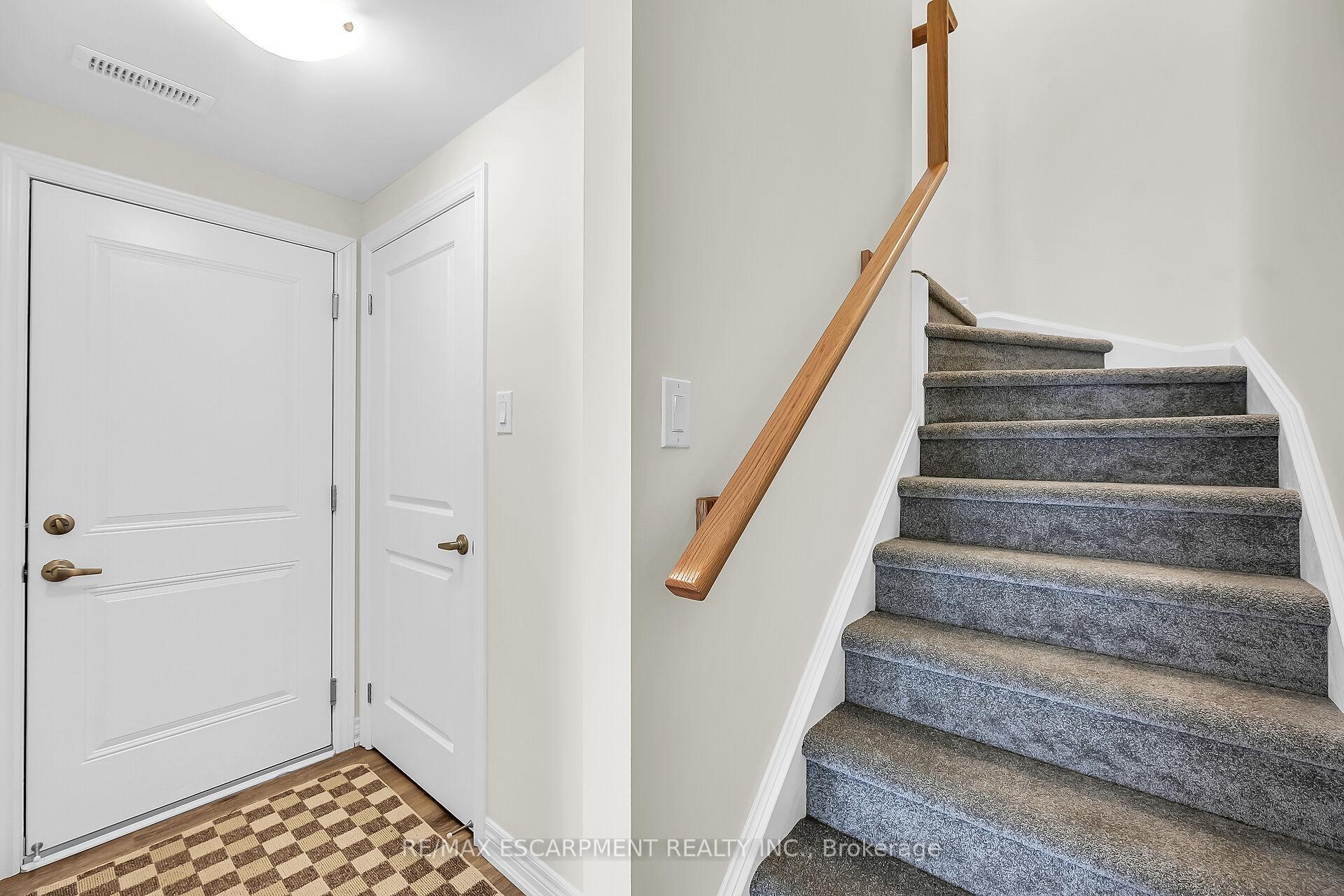 Photo 4 of 22 Dryden Lane, Hamilton, McQuesten — HOMEH