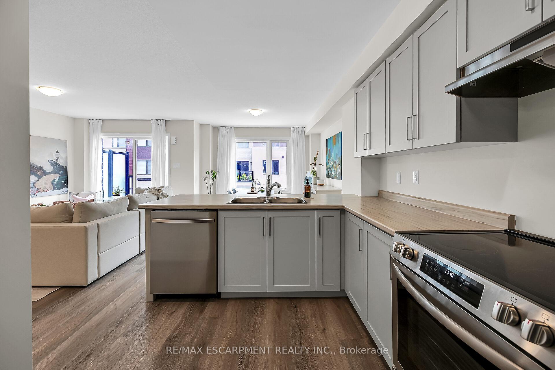 Photo 11 of 22 Dryden Lane, Hamilton, McQuesten — HOMEH