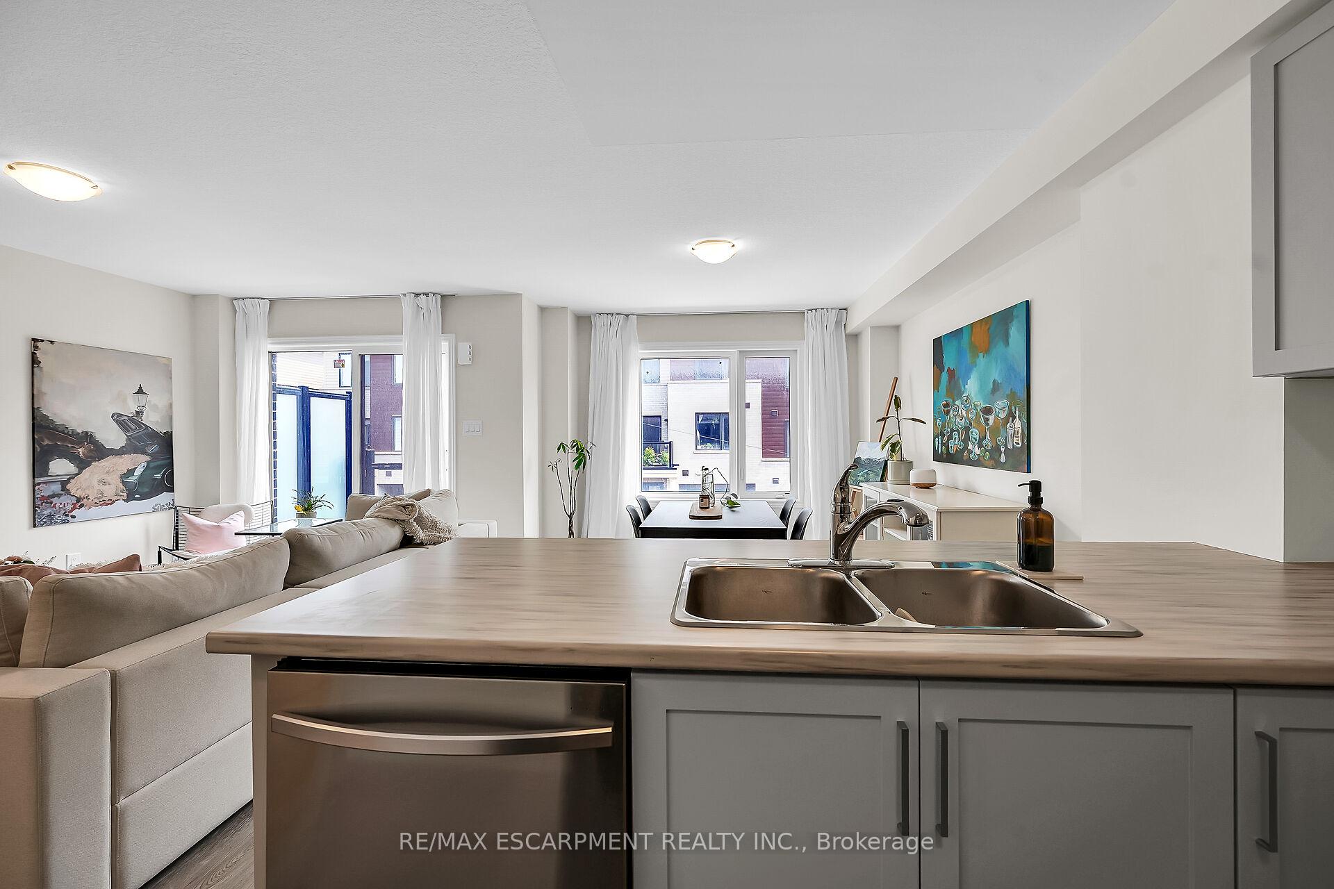 Photo 16 of 22 Dryden Lane, Hamilton, McQuesten — HOMEH