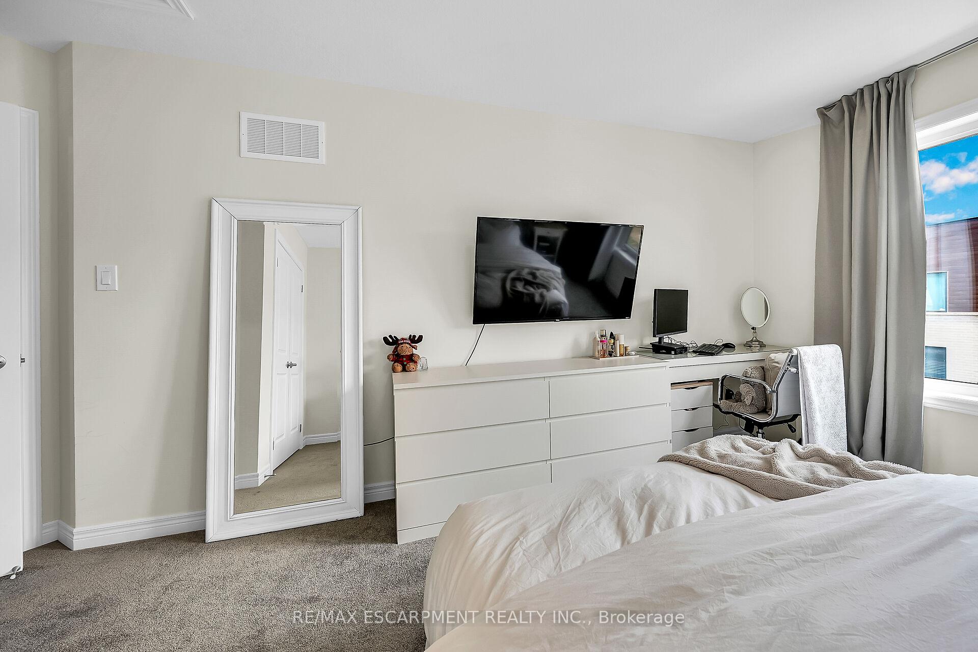 Photo 24 of 22 Dryden Lane, Hamilton, McQuesten — HOMEH