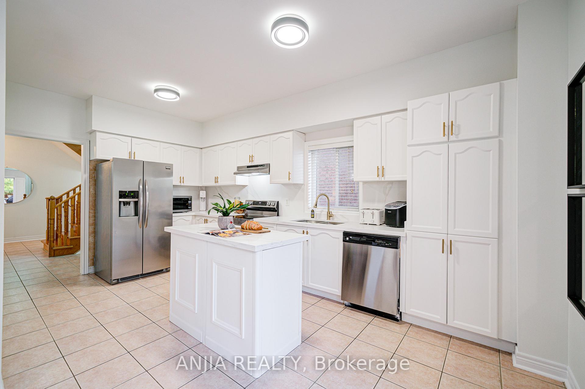 Photo 8 of 97 Blackthorn Drive, Vaughan, Maple — HOMEH