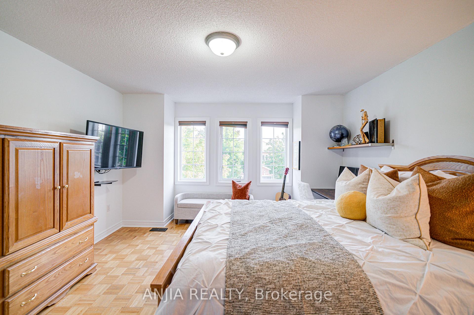 Photo 9 of 97 Blackthorn Drive, Vaughan, Maple — HOMEH