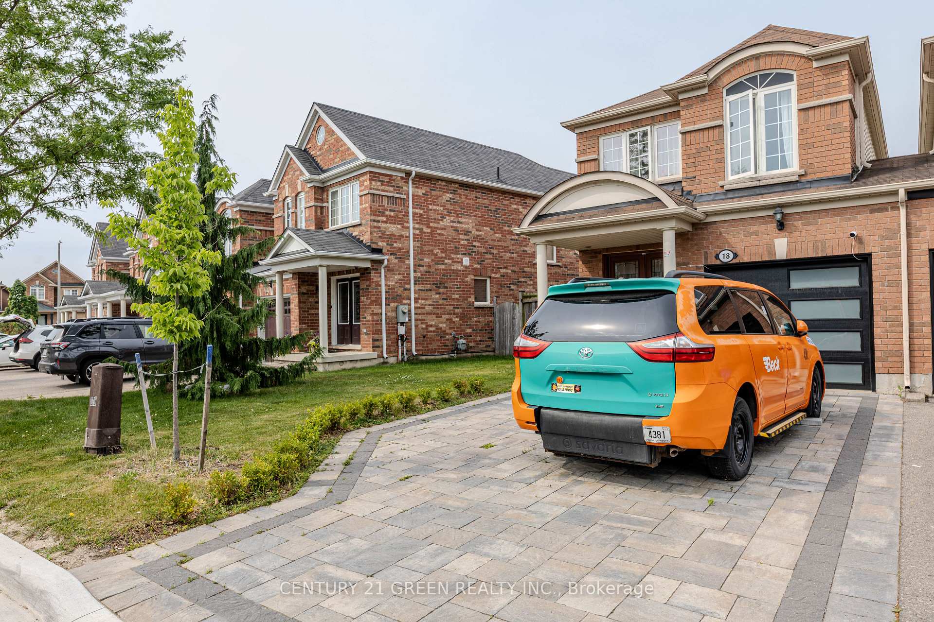Photo 3 of 18 Summit Drive, Vaughan, Vellore Village — HOMEH