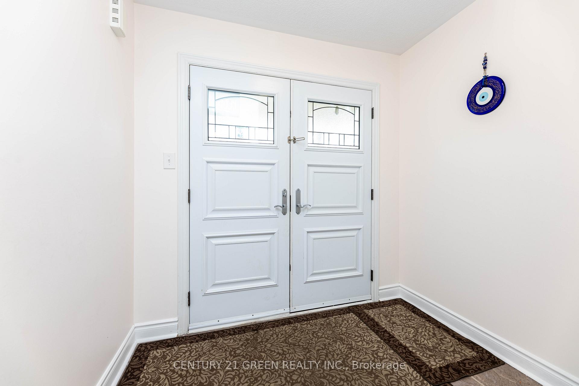 Photo 6 of 18 Summit Drive, Vaughan, Vellore Village — HOMEH