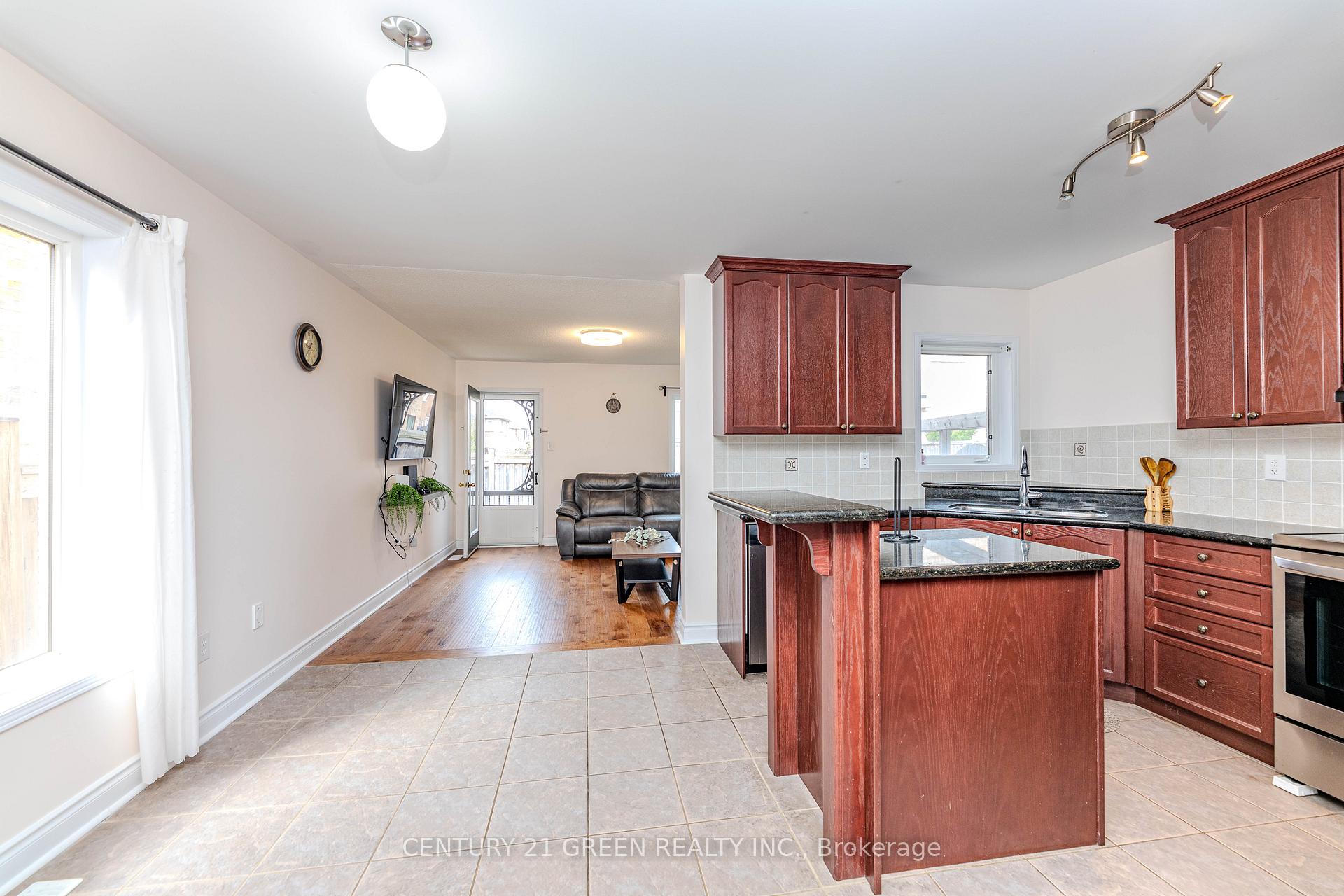 Photo 12 of 18 Summit Drive, Vaughan, Vellore Village — HOMEH
